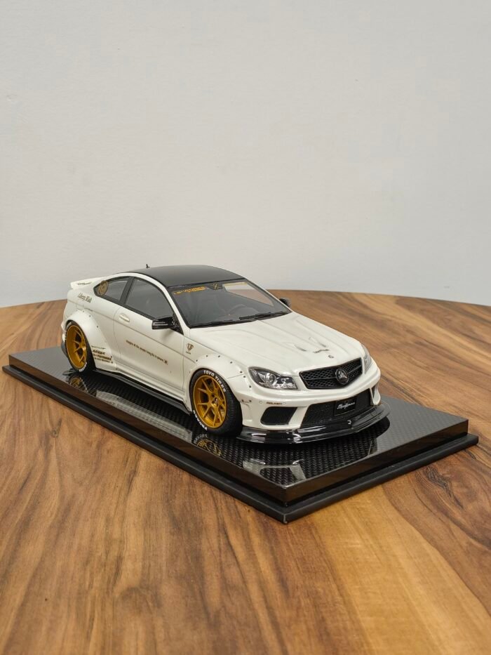 Mercedes AMG C63 1:18 White - Image 2