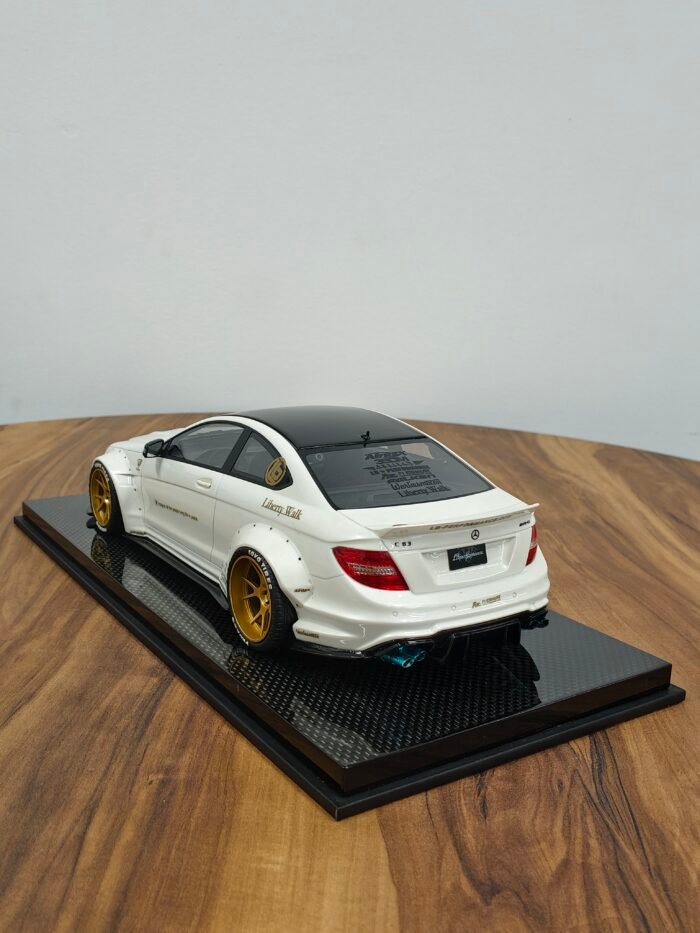 Mercedes AMG C63 1:18 White - Image 3