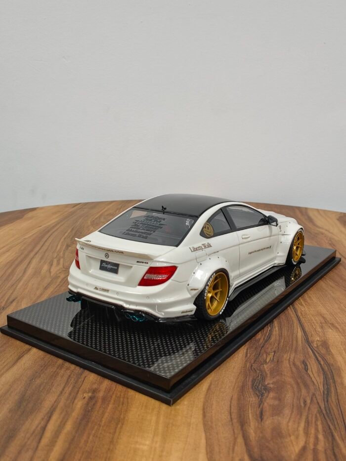Mercedes AMG C63 1:18 White - Image 4