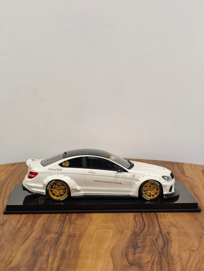 Mercedes AMG C63 1:18 White - Image 5