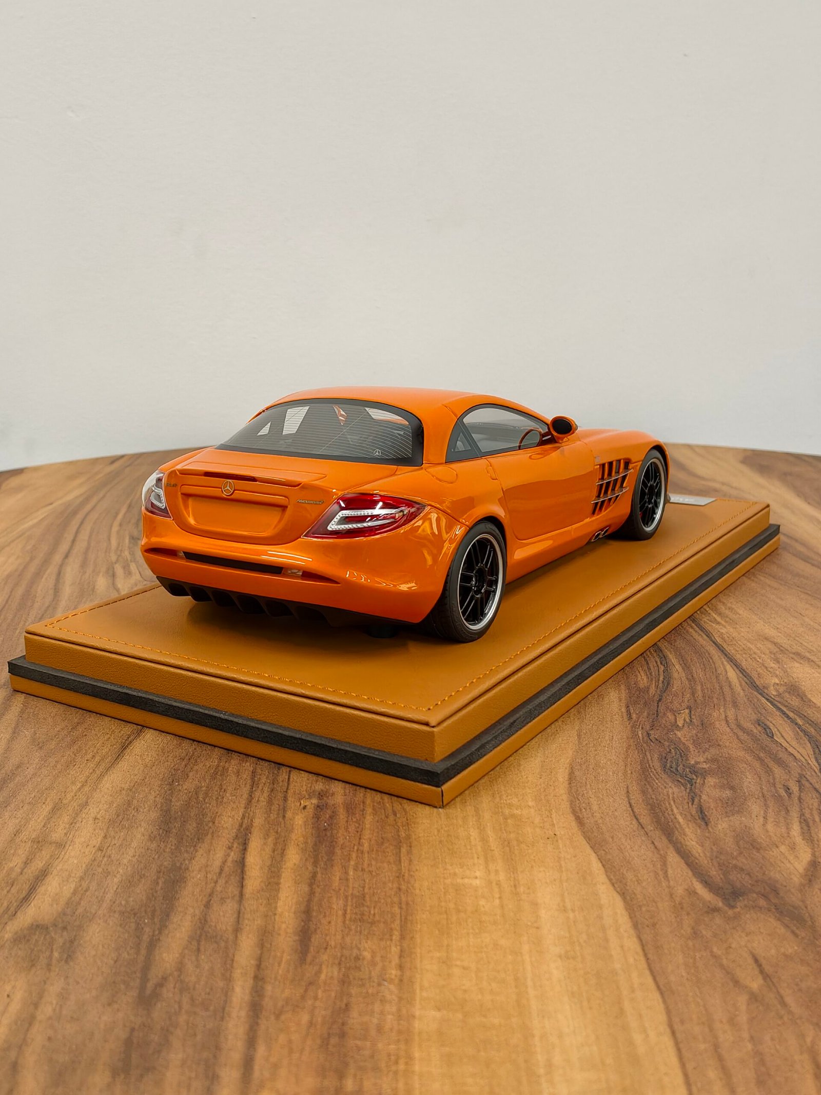 Mercedes Benz SLR Mclaren 722 Orange 1:18 - Image 6
