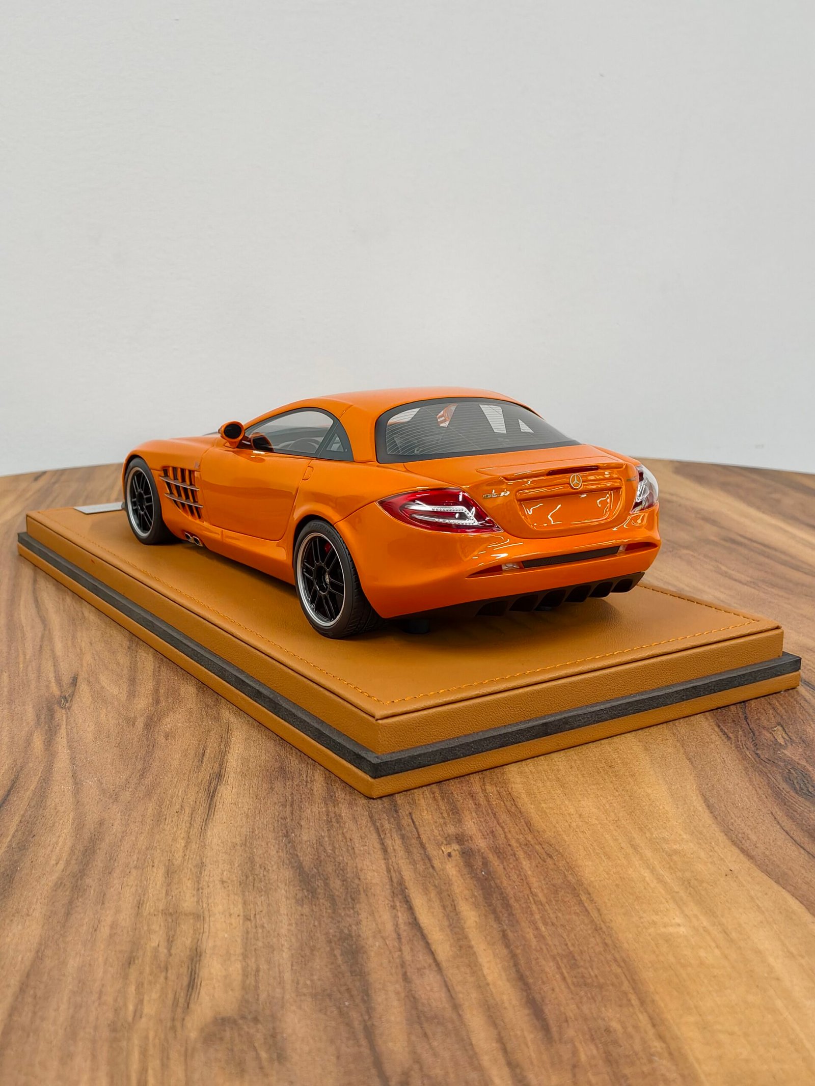 Mercedes Benz SLR Mclaren 722 Orange 1:18 - Image 5