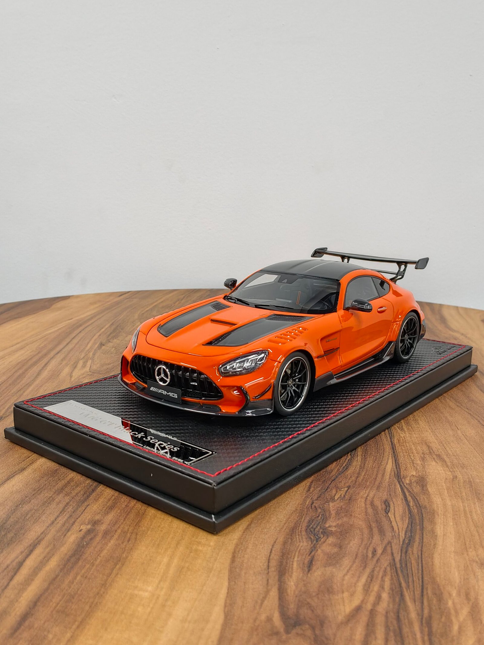 Mercedes Benz SLR Mclaren 722 Orange 1:18 - Image 3