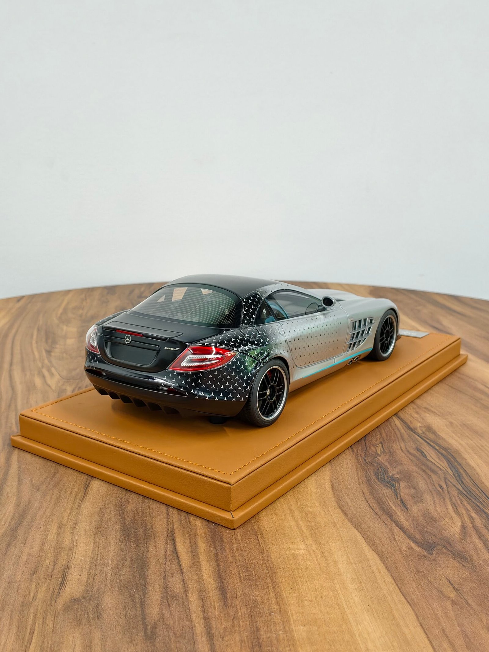Mercedes Benz SLR Mclaren 722 Gray 1:18 - Image 4