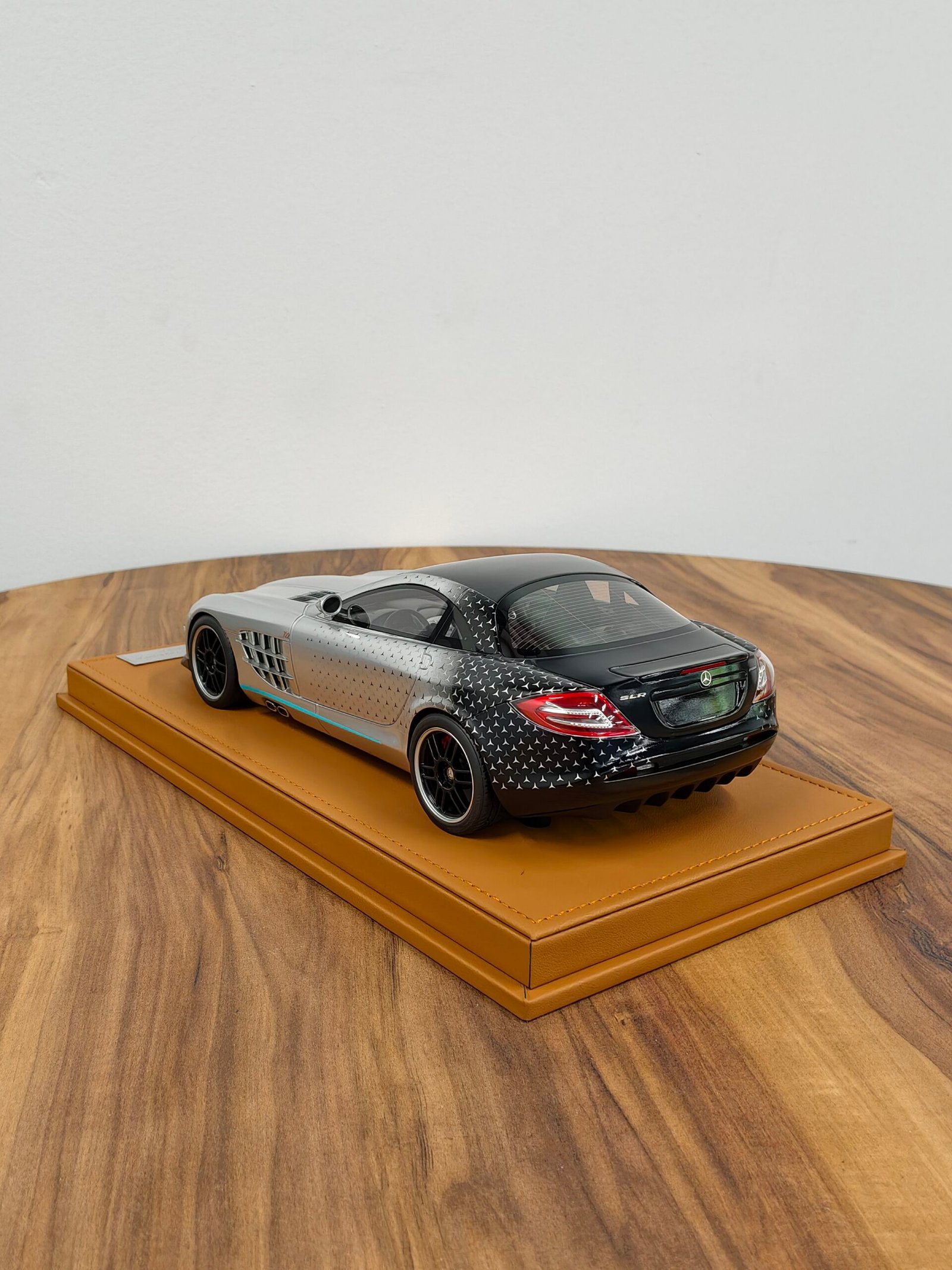 Mercedes Benz SLR Mclaren 722 Gray 1:18 - Image 3