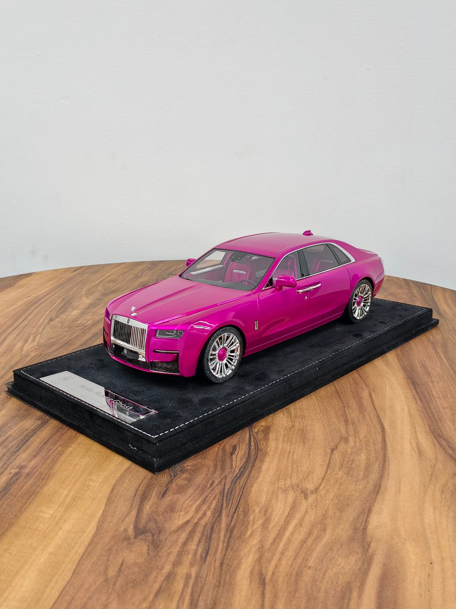 Rolls Royce Ghost 1:18 Pink