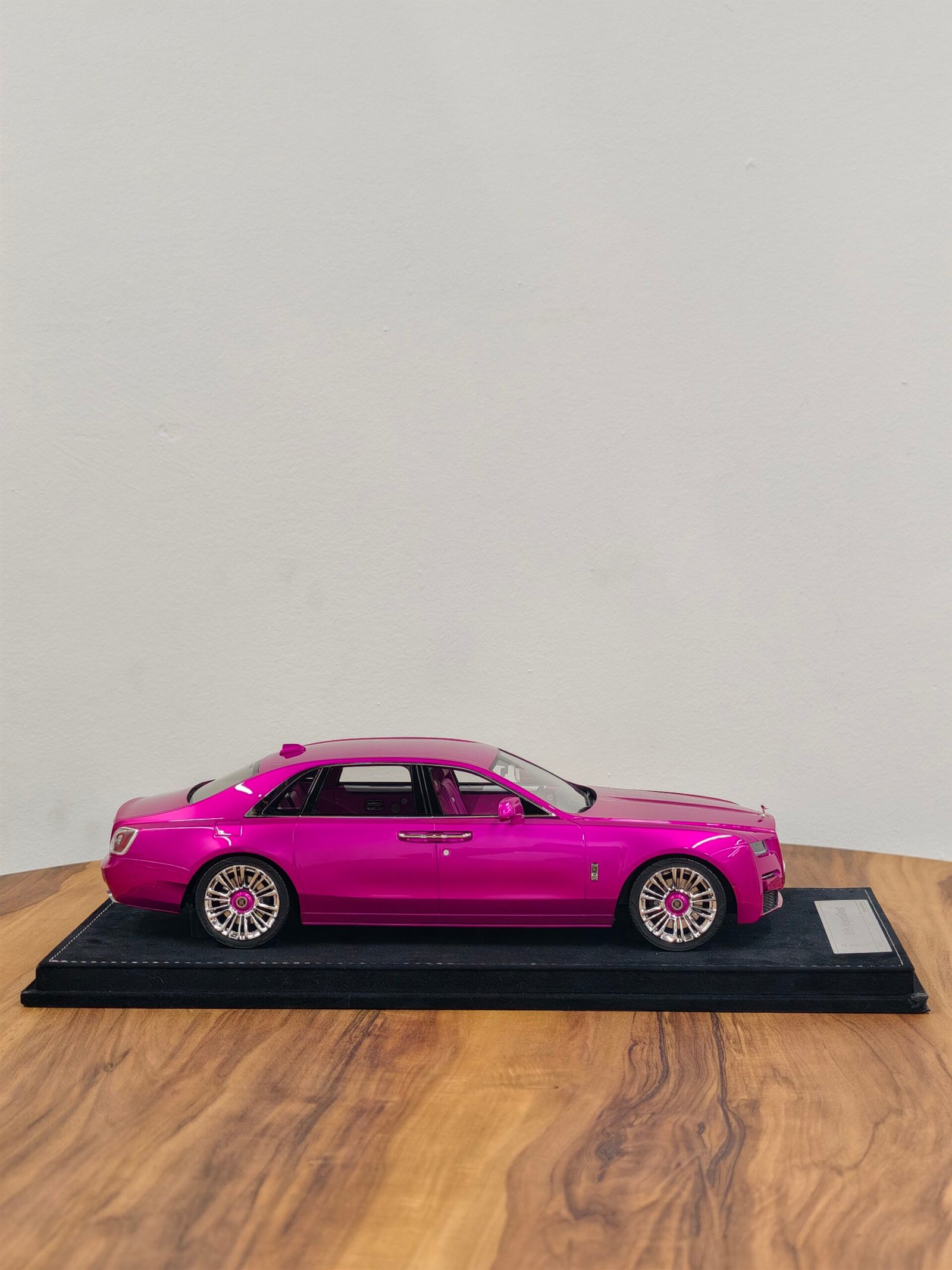 Rolls Royce Ghost 1:18 Pink - Image 6