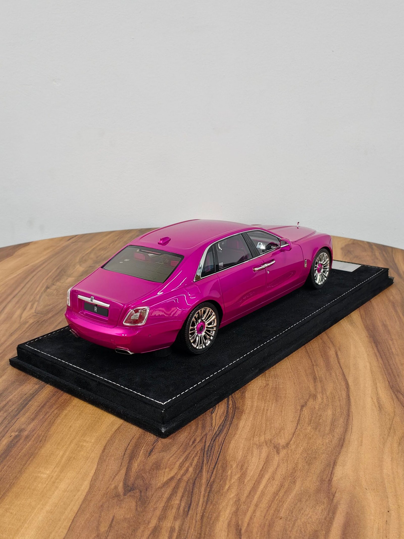Rolls Royce Ghost 1:18 Pink - Image 5