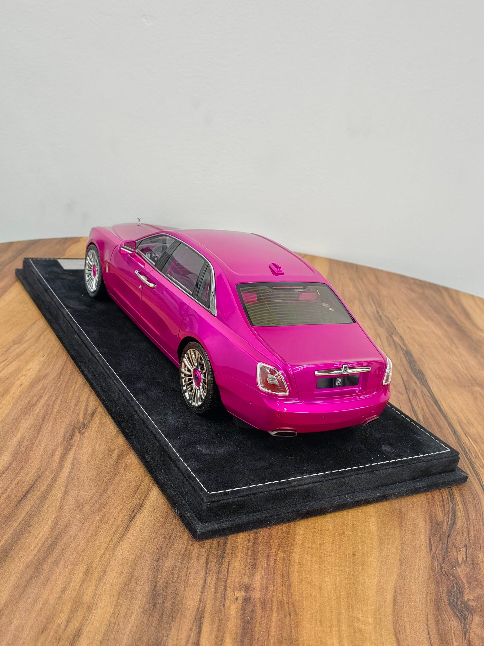 Rolls Royce Ghost 1:18 Pink - Image 4