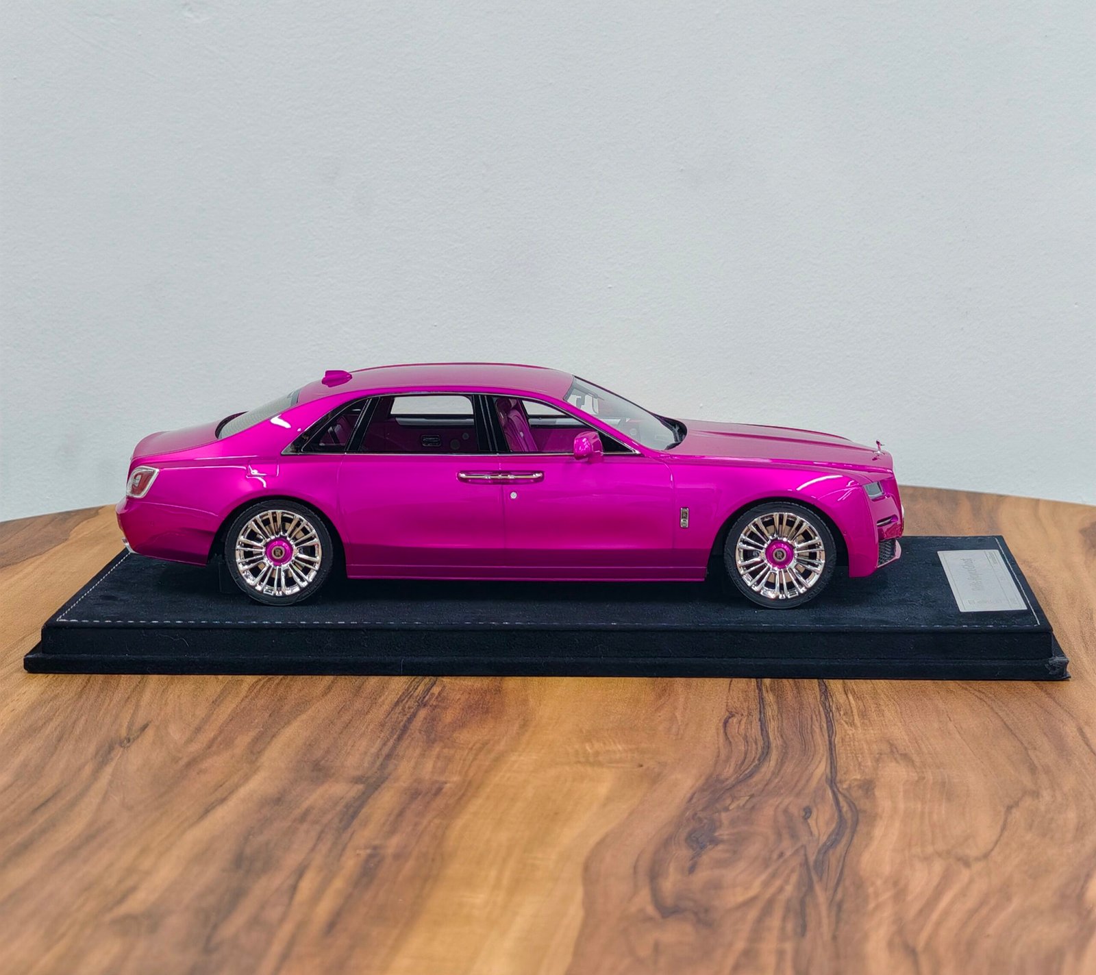 Rolls Royce Ghost 1:18 Pink - Image 3