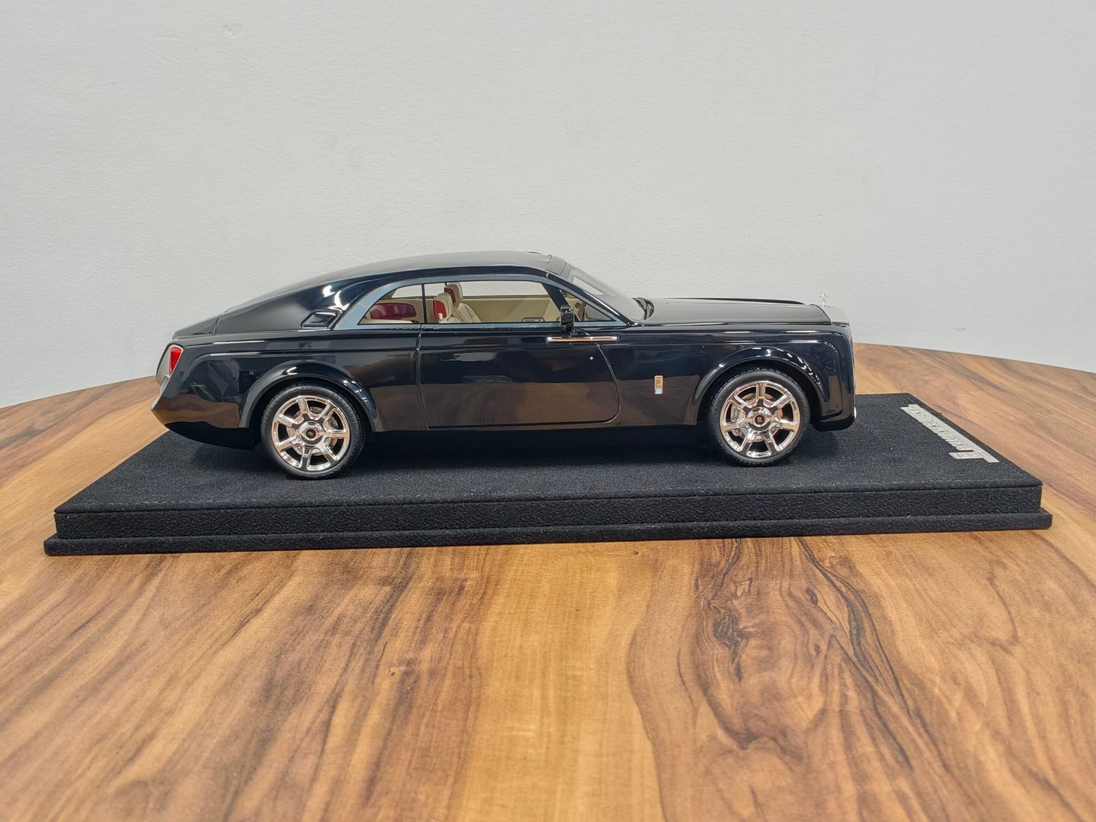 Rolls Royce Sweptail 1:18 Black - Image 4