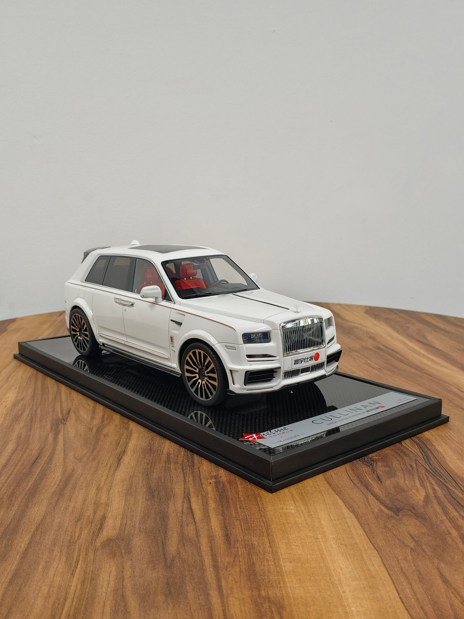 Rolls Royce Cullinan white 1:18 - Image 3
