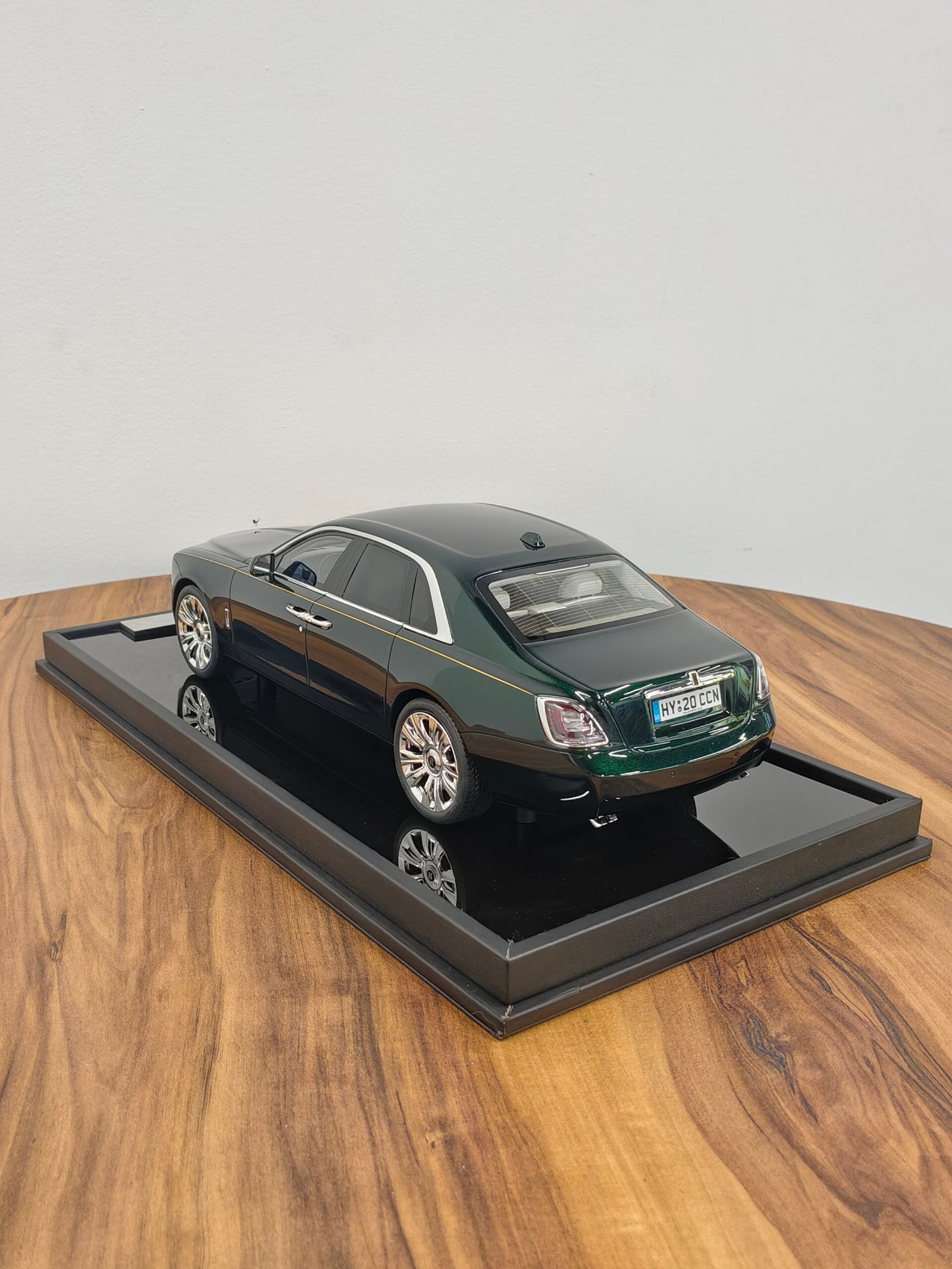 Rolls Royce Ghost Extended 1:18 Green - Image 2