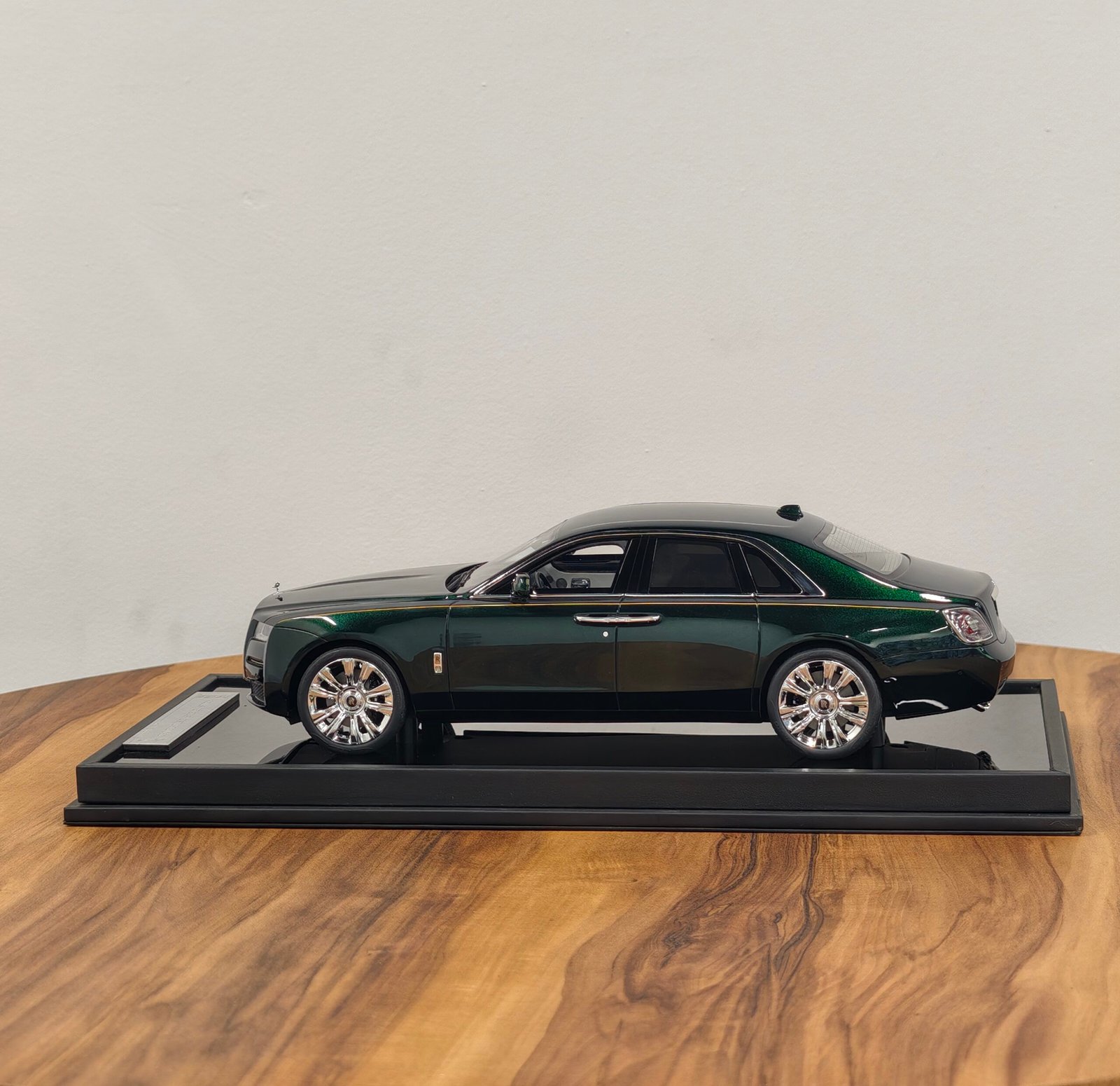 Rolls Royce Ghost Extended 1:18 Green - Image 4