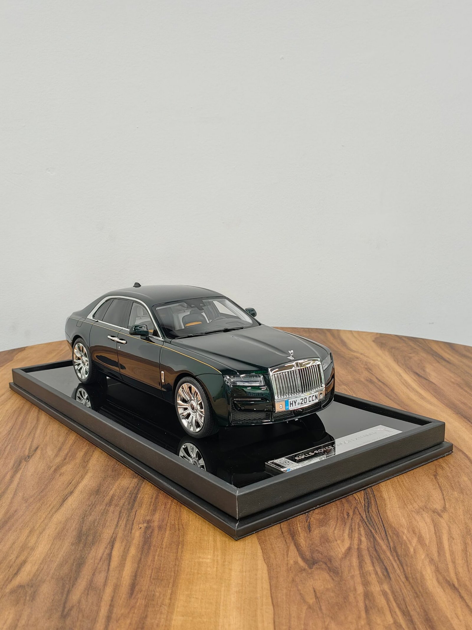 Rolls Royce Ghost Extended 1:18 Green - Image 3