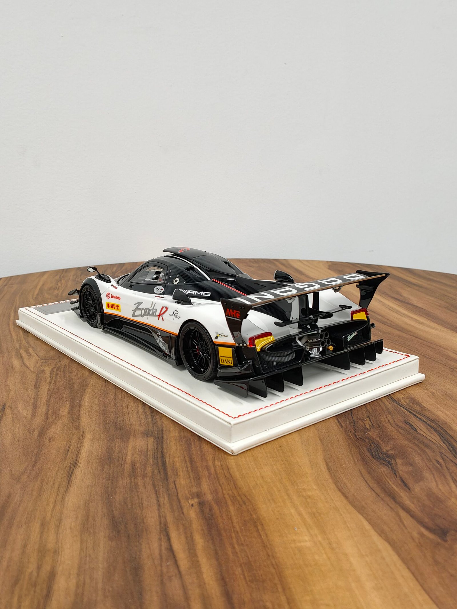 Pagani Zonda Revalucian 1:18 Fiber White - Image 2