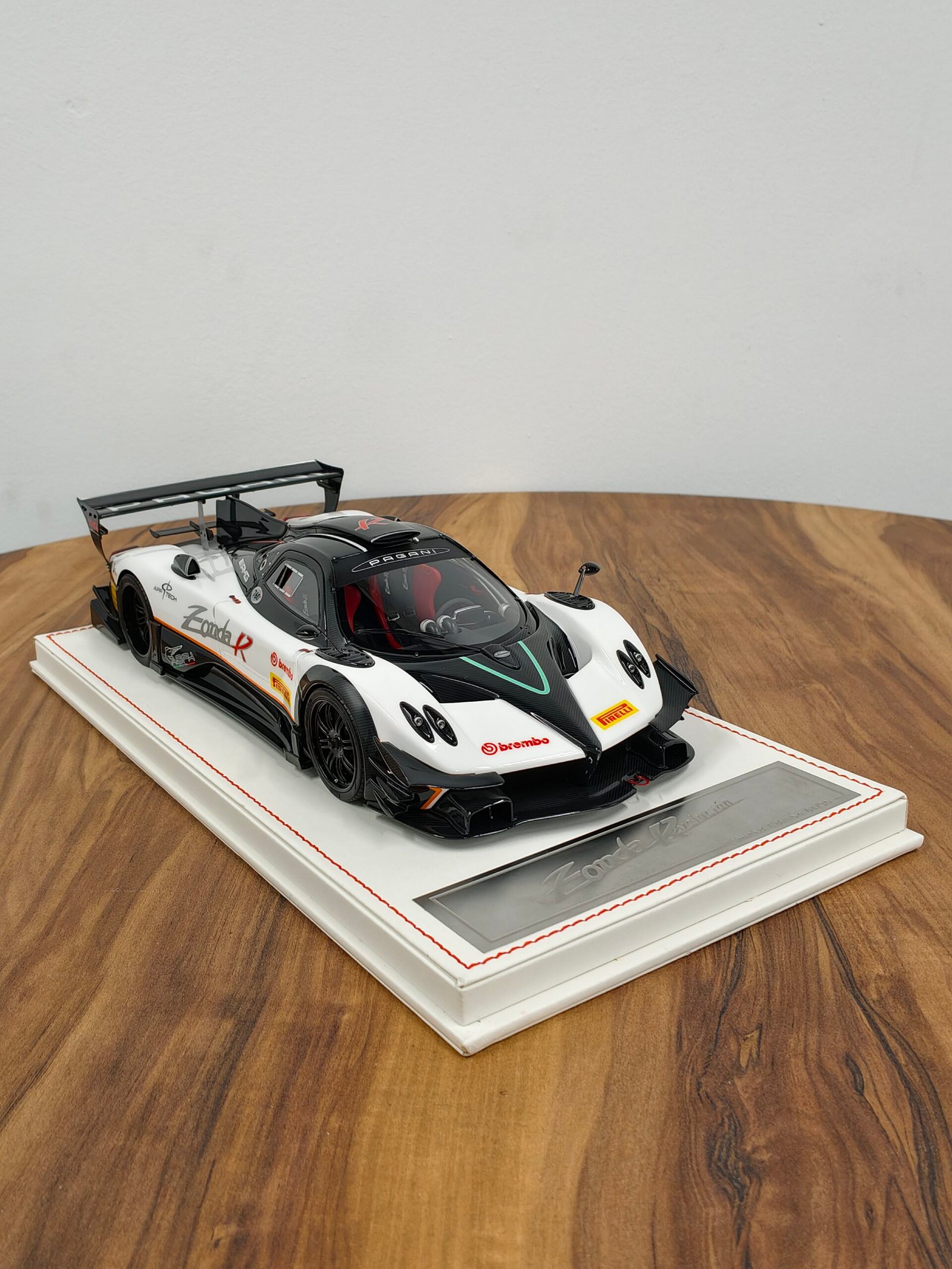 Pagani Zonda Revalucian 1:18 Fiber White - Image 3
