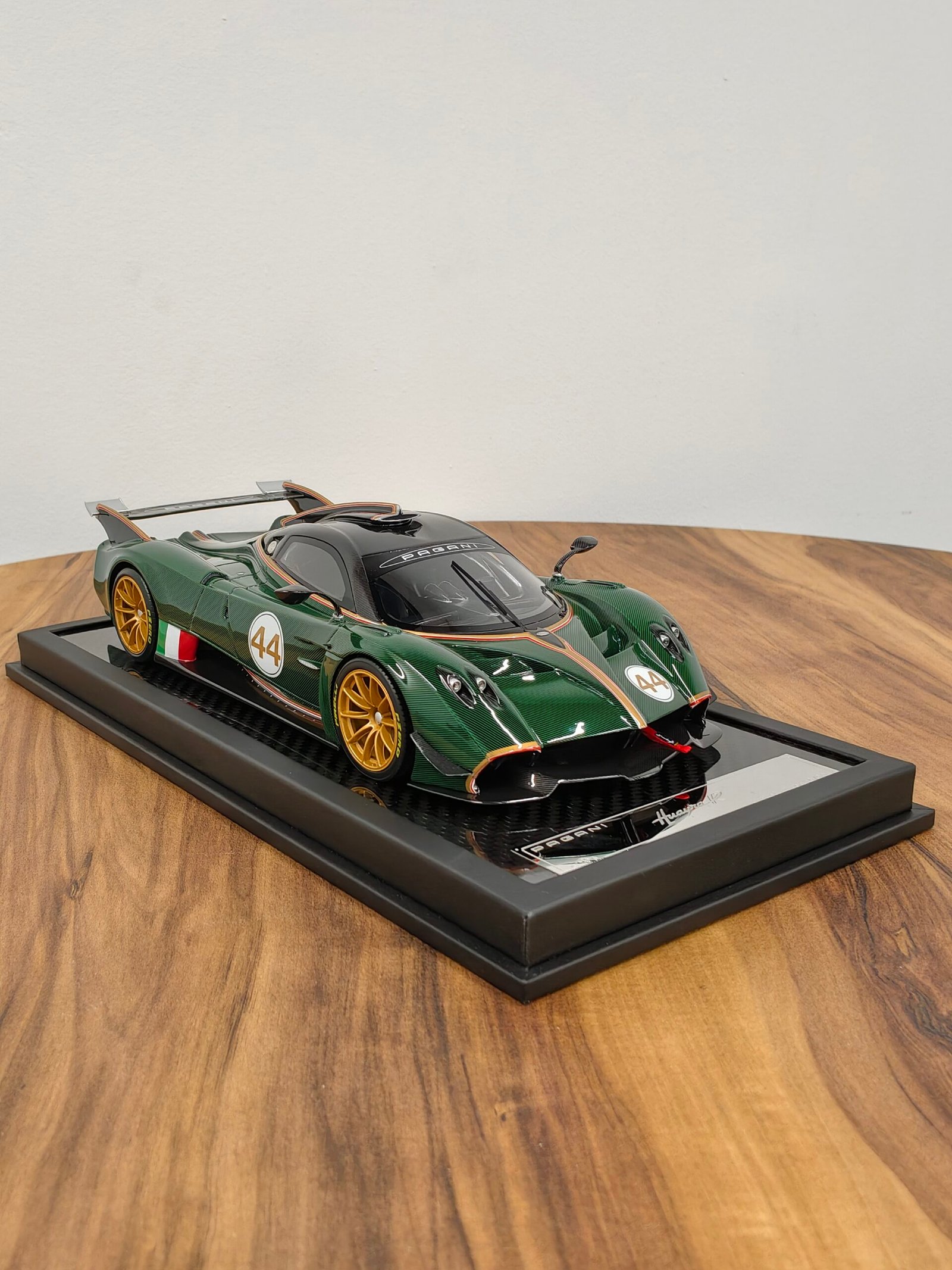 Pagani Huayra R 1:18 Green - Image 3