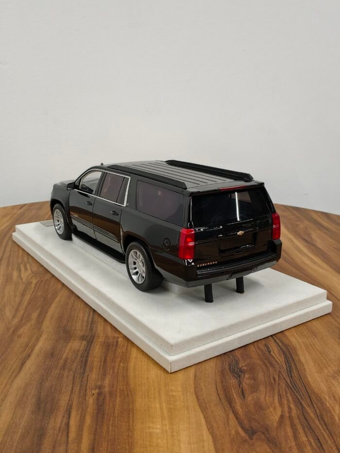 2015 Chevrolet Suburban 1:18 Black - Image 3