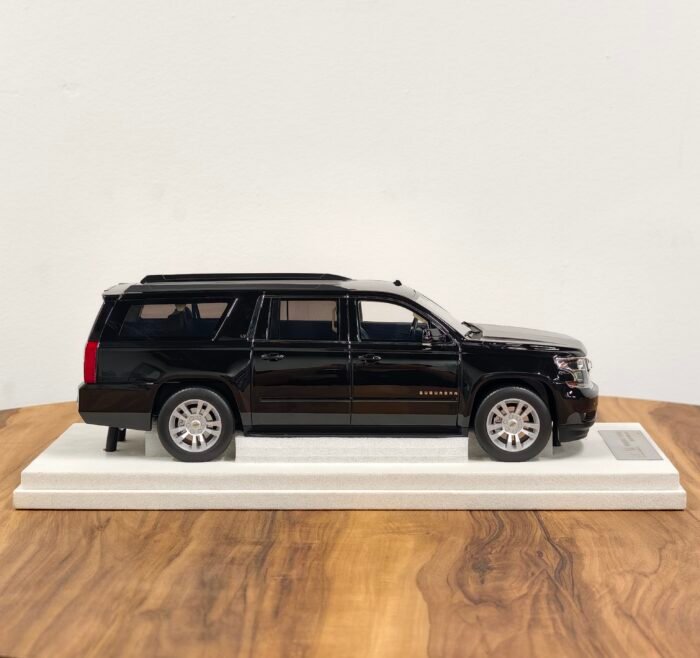 2015 Chevrolet Suburban 1:18 Black - Image 4