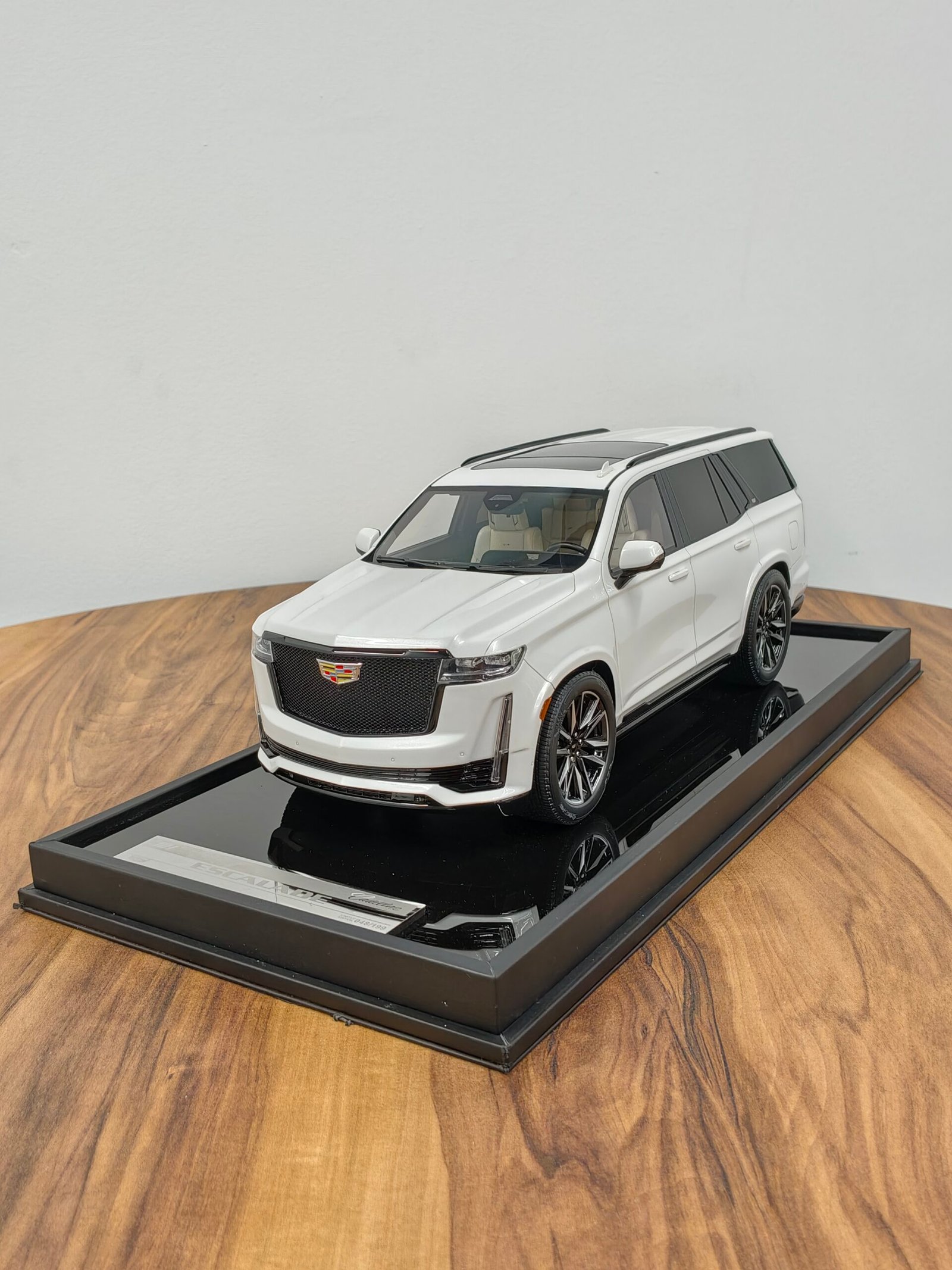 Cadillac Escalade 5th Generation (GM T1XX) 1:18 White