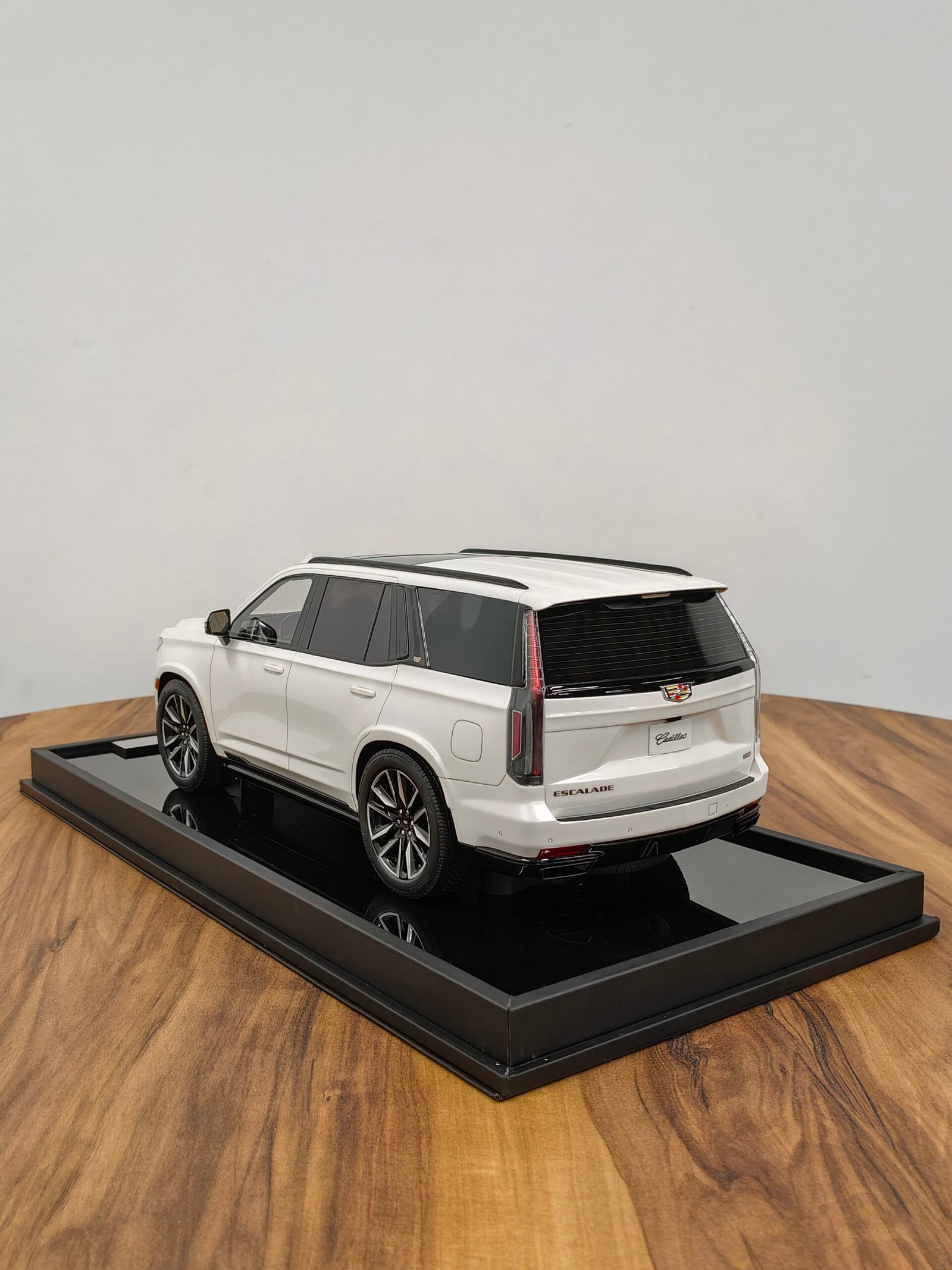 Cadillac Escalade 5th Generation (GM T1XX) 1:18 White - Image 4