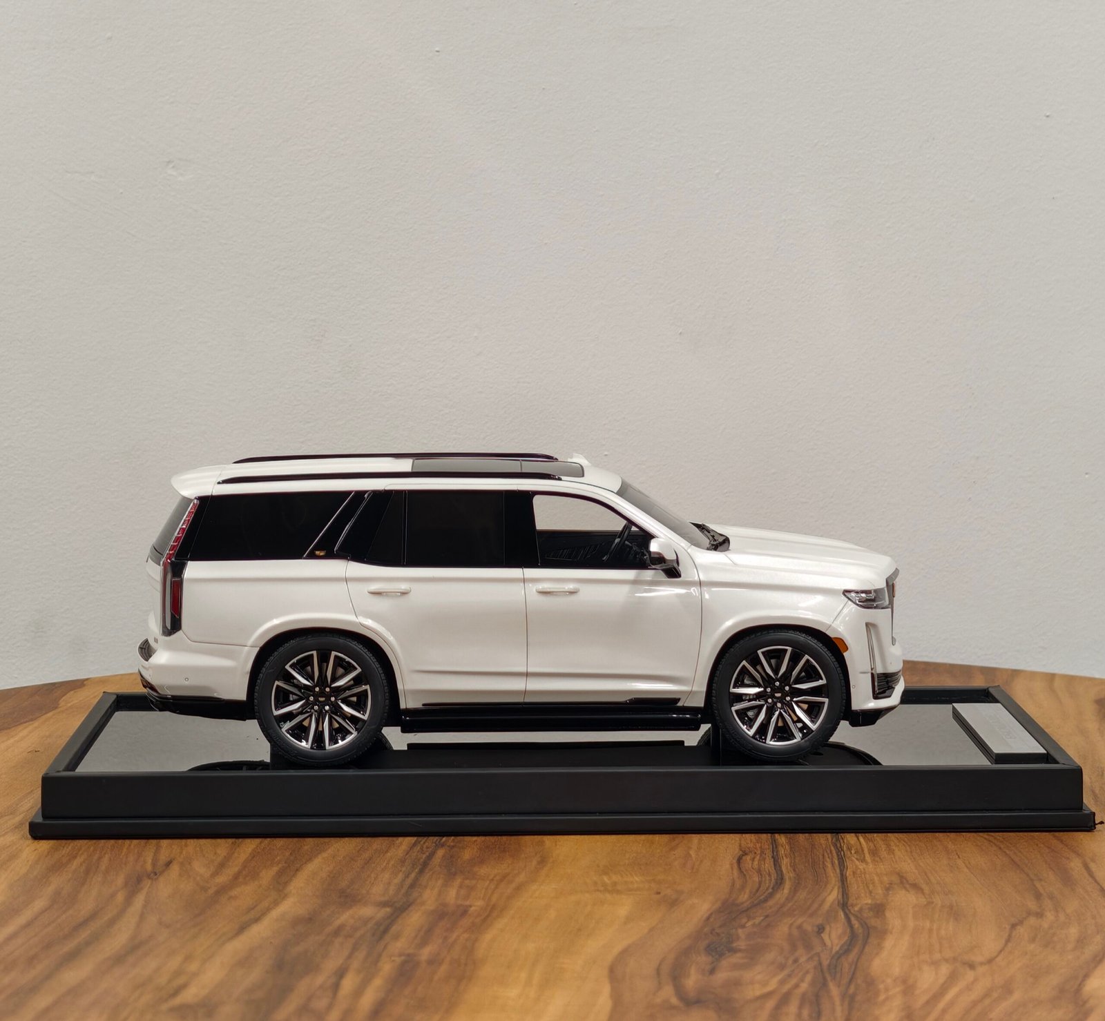 Cadillac Escalade 5th Generation (GM T1XX) 1:18 White - Image 9