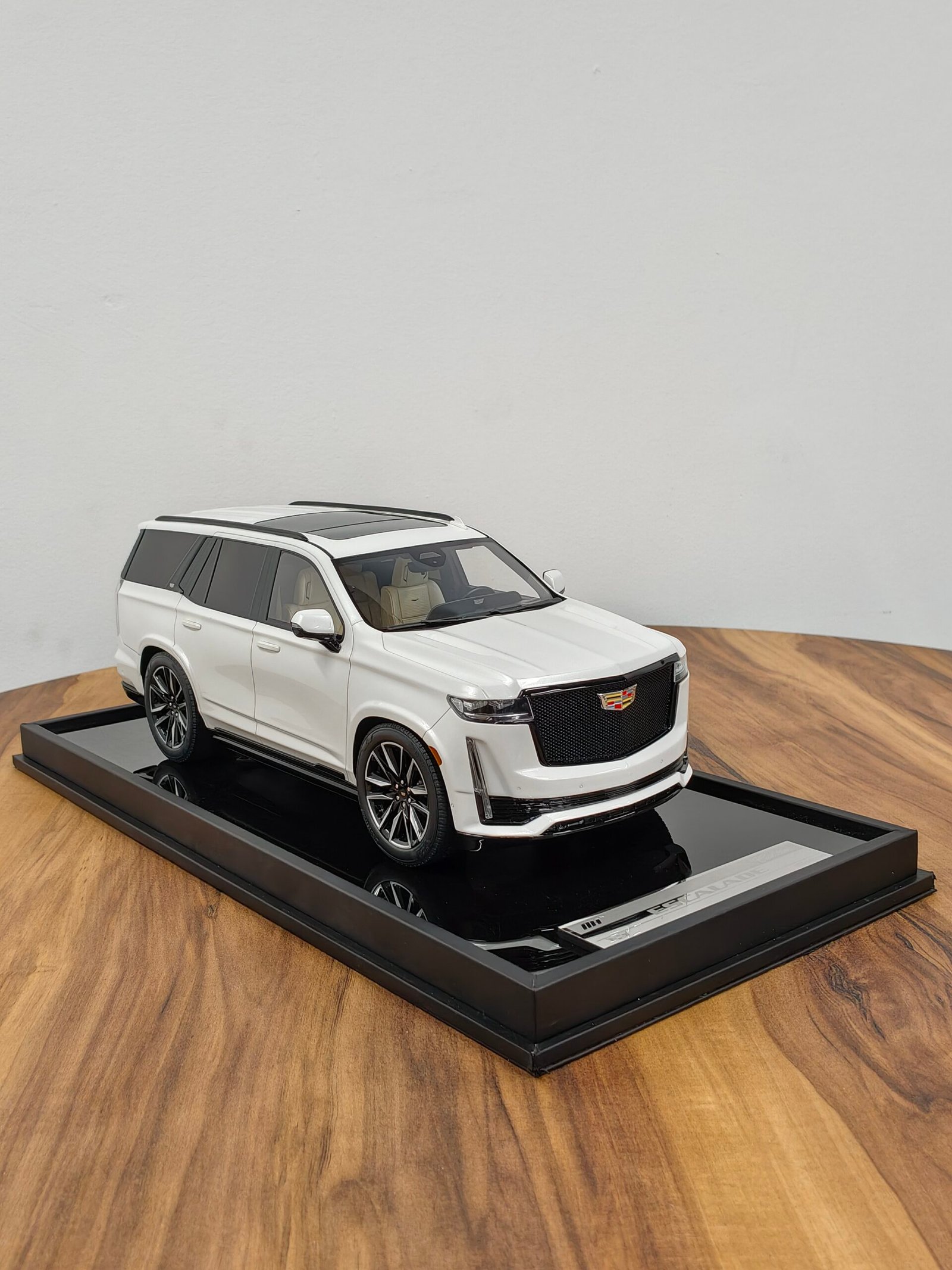 Cadillac Escalade 5th Generation (GM T1XX) 1:18 White - Image 2
