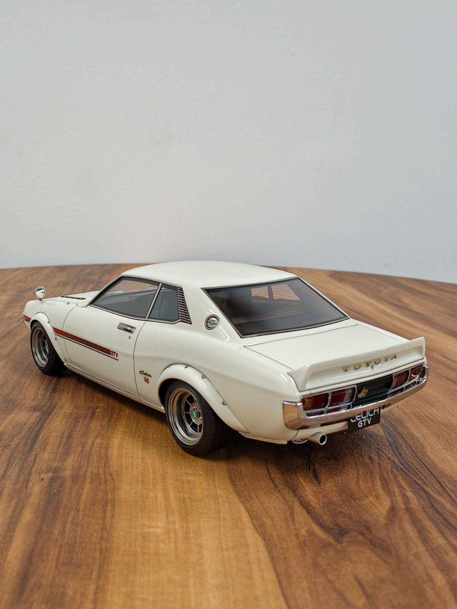 Toyota Celica 1600GTV (TA22) White 1:18 - Image 3