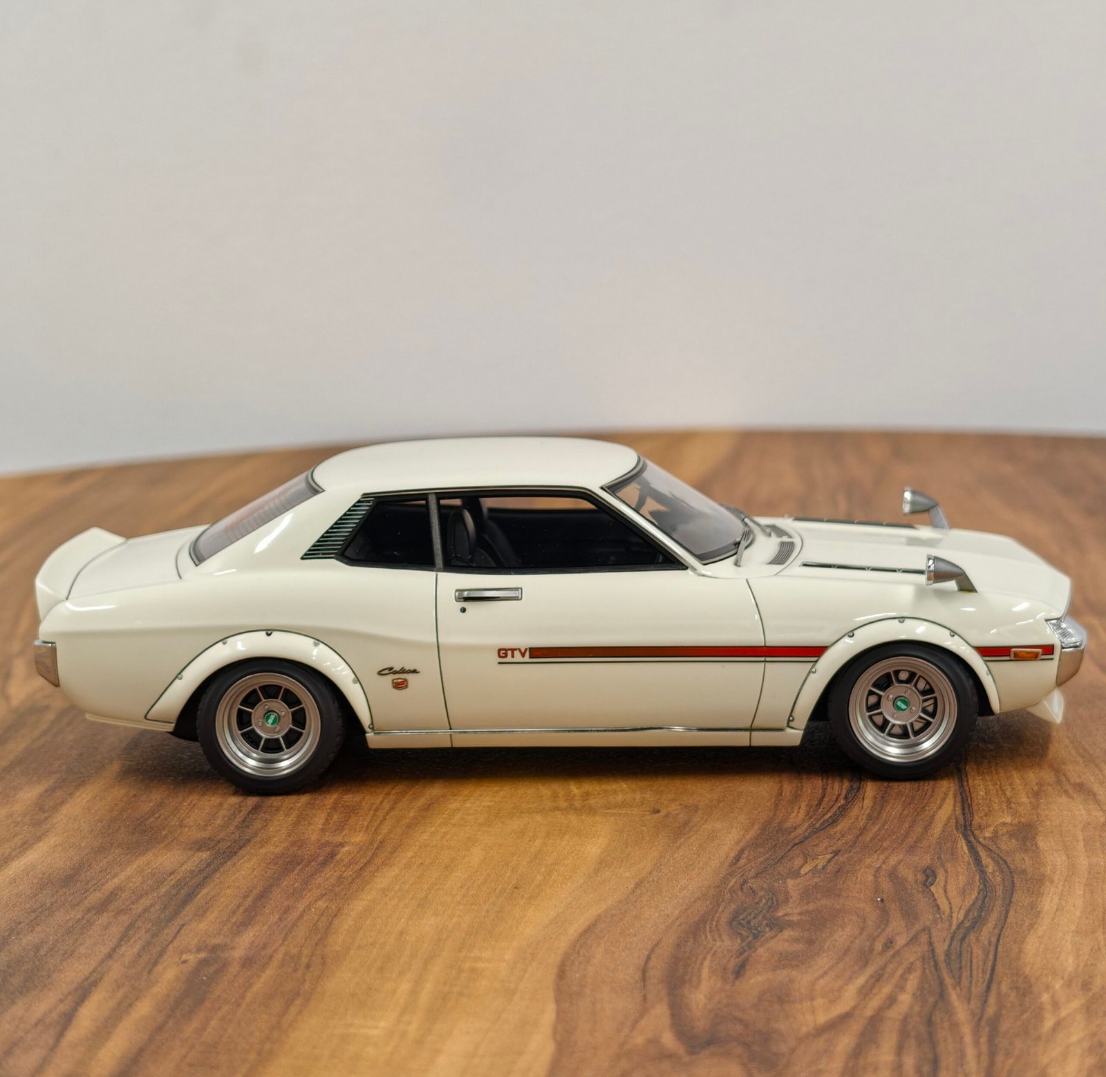 Toyota Celica 1600GTV (TA22) White 1:18 - Image 4