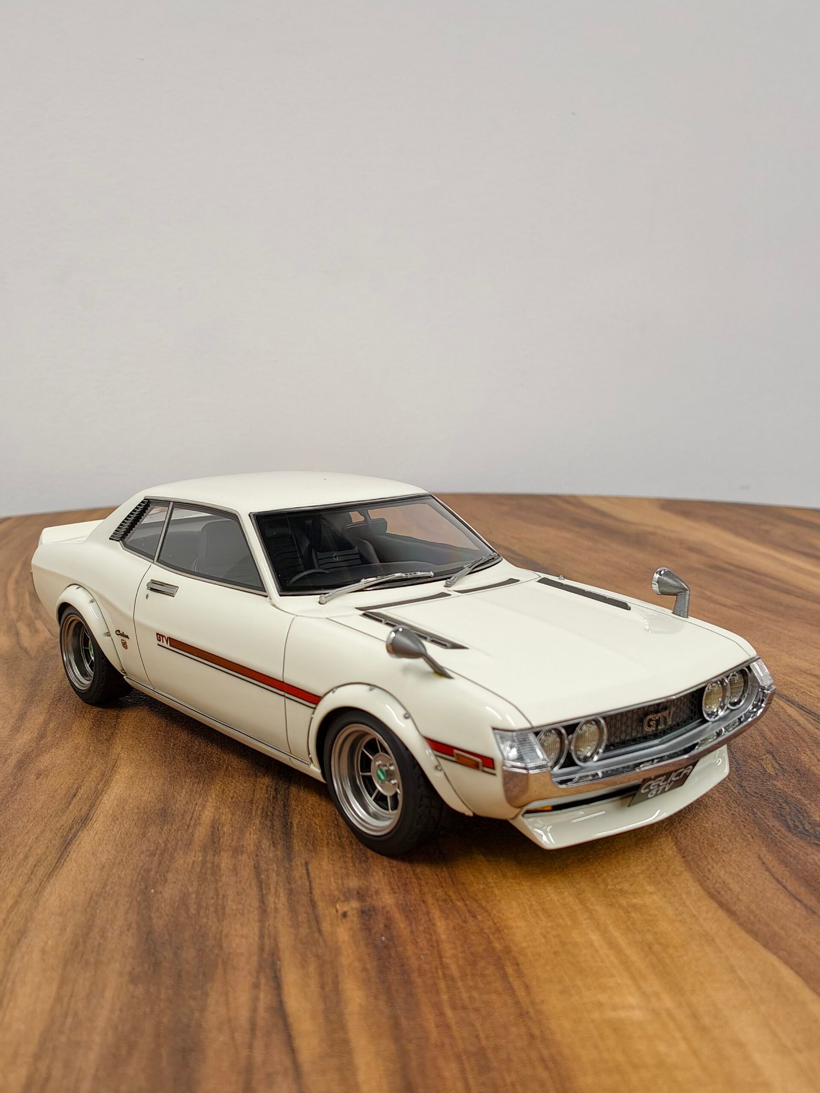 Toyota Celica 1600GTV (TA22) White 1:18 - Image 2