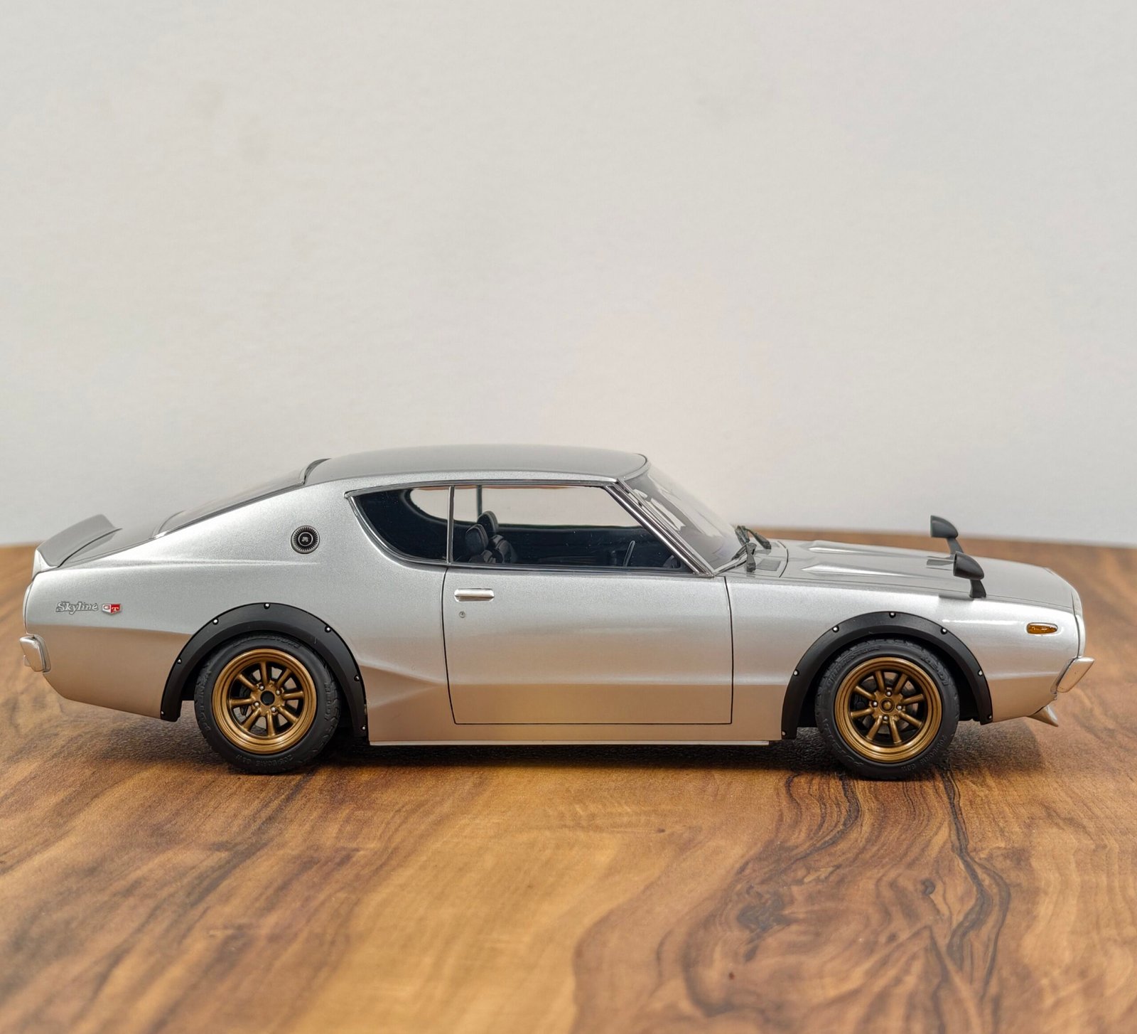 Nissan Skyline 2000 GTR ( KPGC110) 1:18 Silver - Image 3
