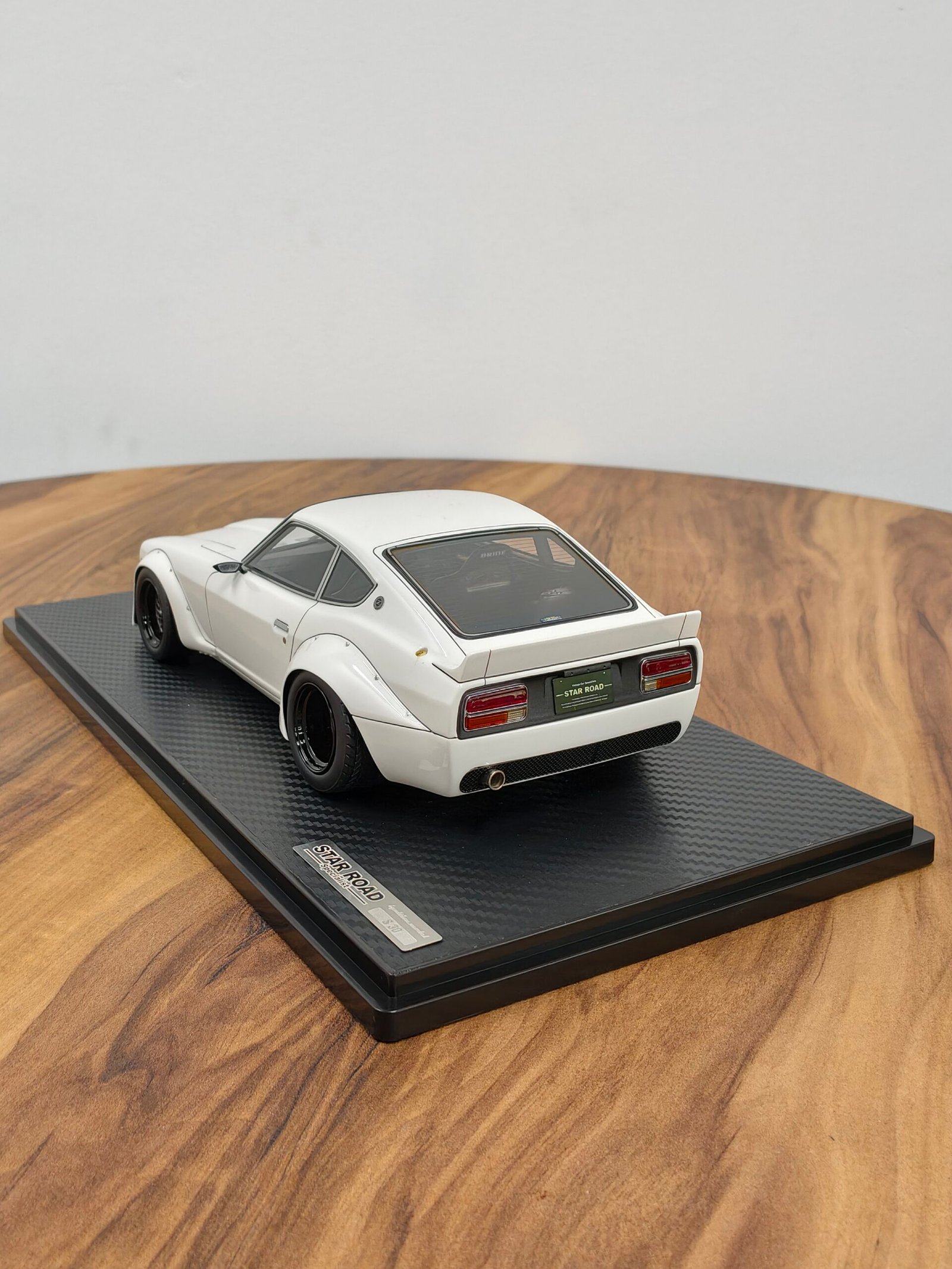 Nissan IG1361 Fairlady Z (S30) STAR ROAD 1:18 White - Image 4