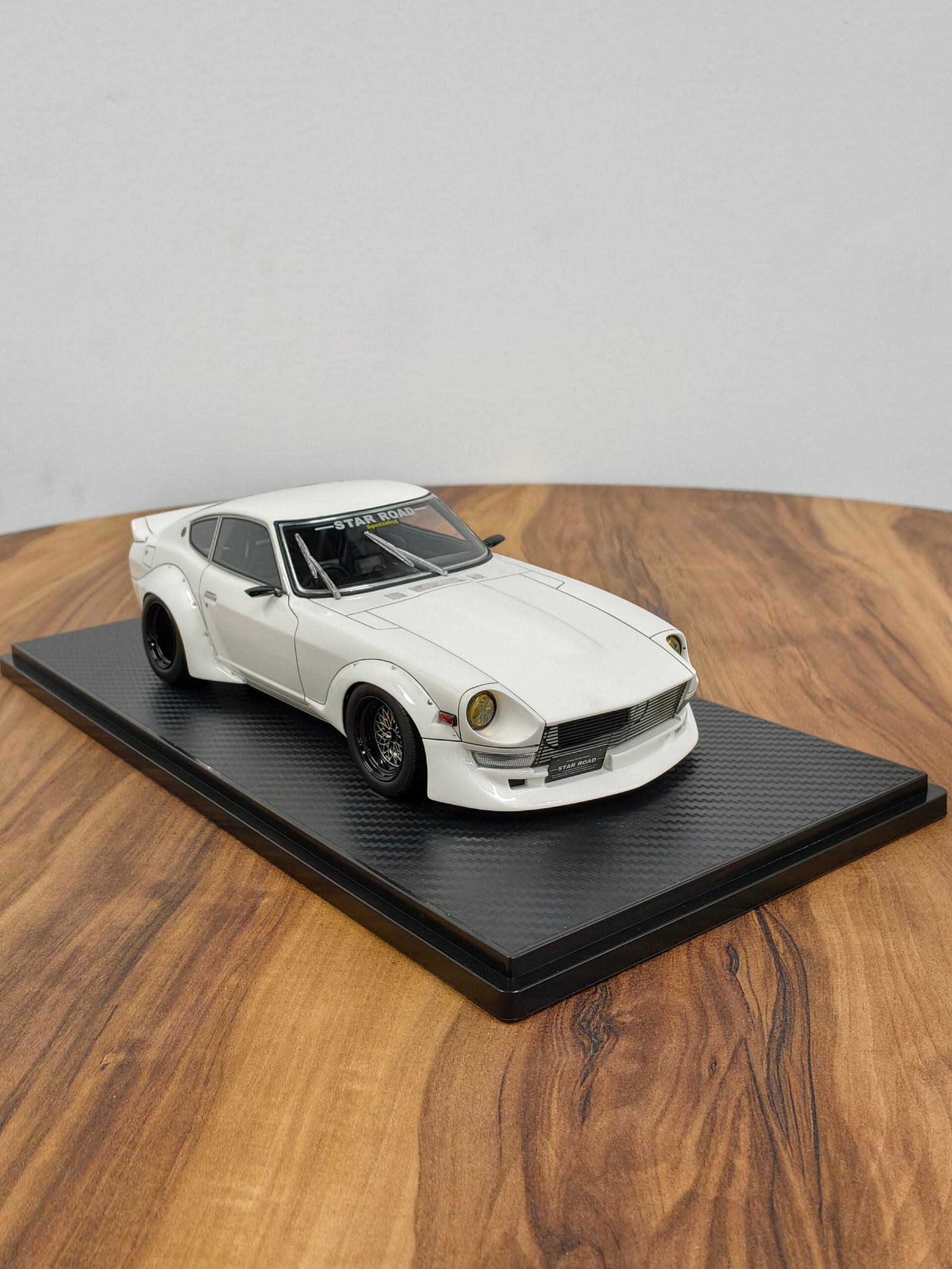 Nissan IG1361 Fairlady Z (S30) STAR ROAD 1:18 White - Image 2