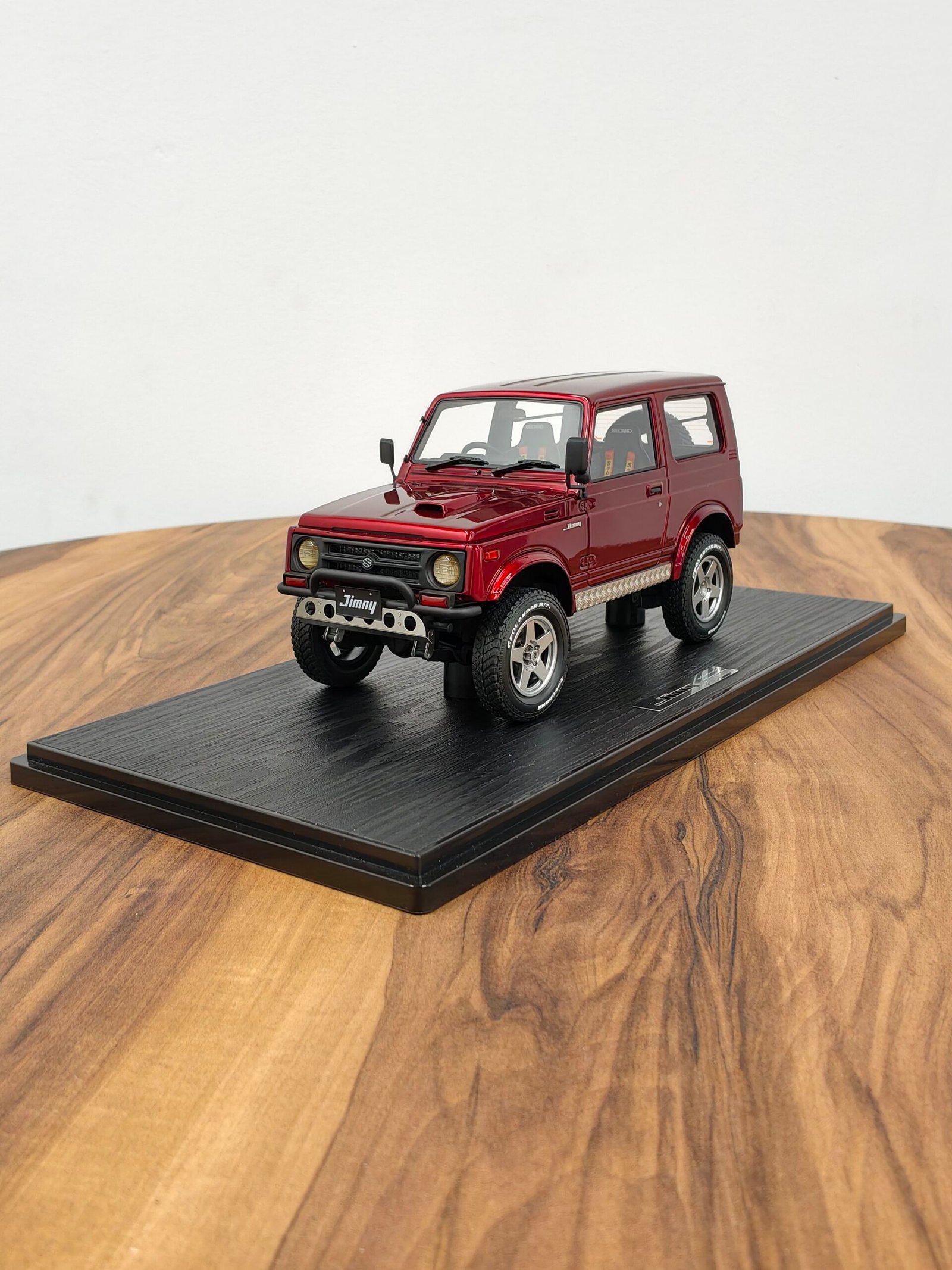 Suzuki Jimny (JA11) 1:18 Red Metallic