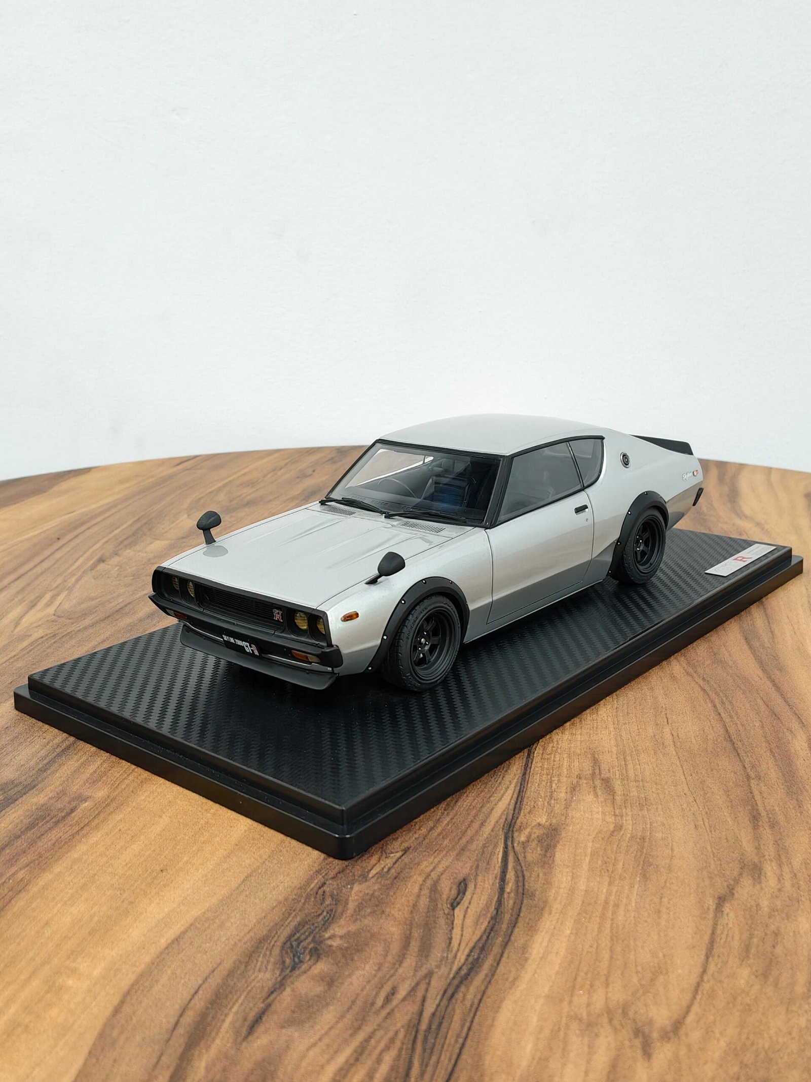 Nissan Skyline 2000 GT-R 1:18 Silver
