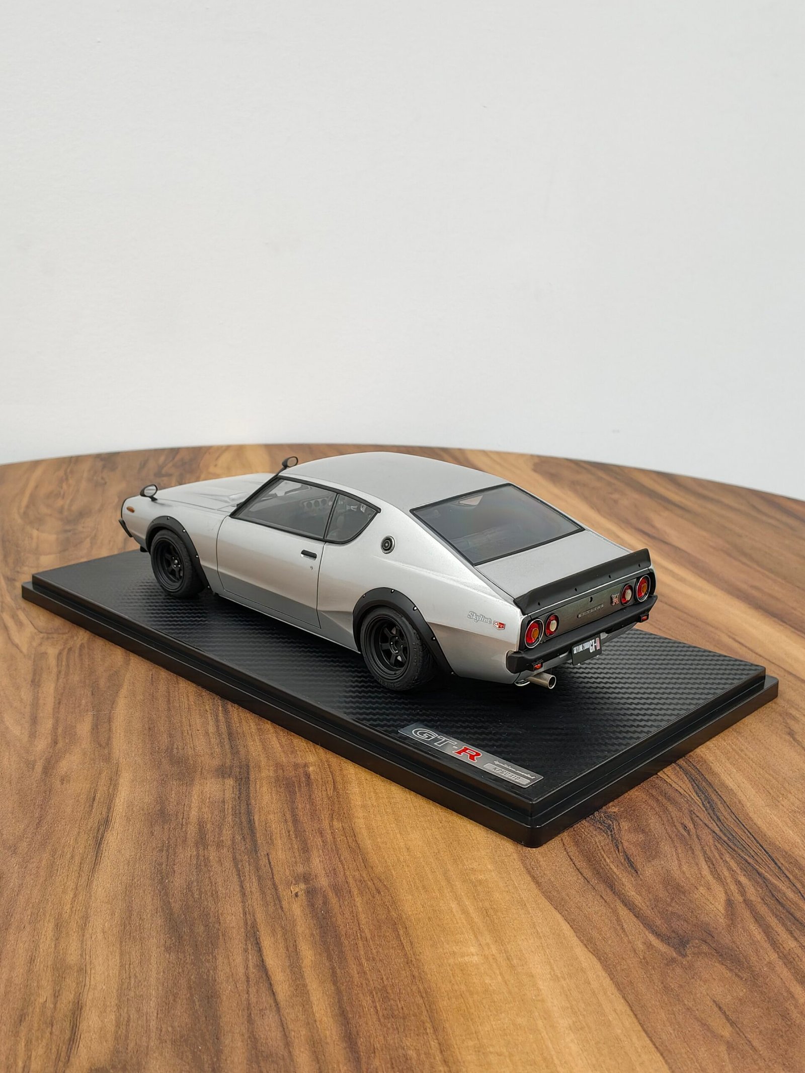 Nissan Skyline 2000 GT-R 1:18 Silver - Image 4
