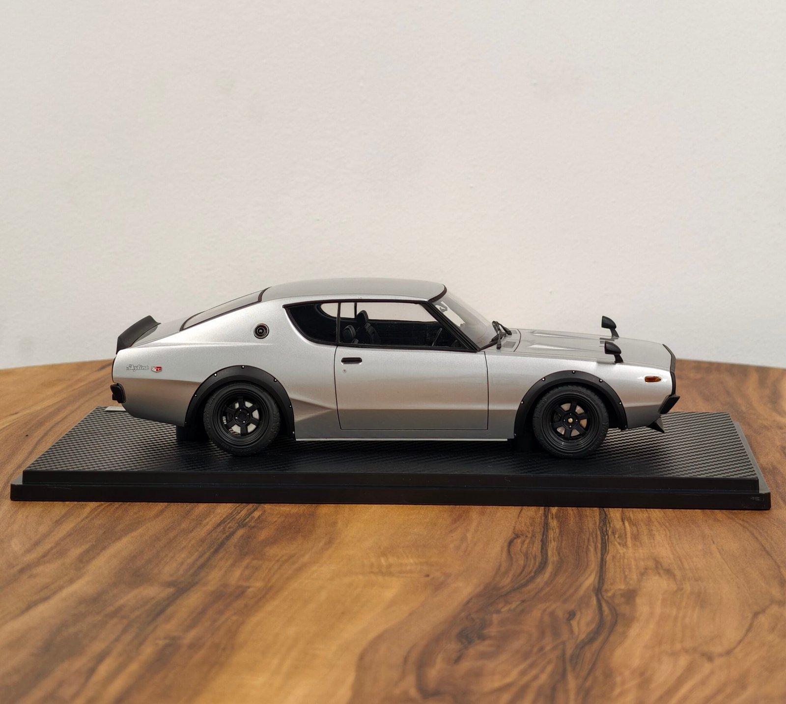 Nissan Skyline 2000 GT-R 1:18 Silver - Image 3