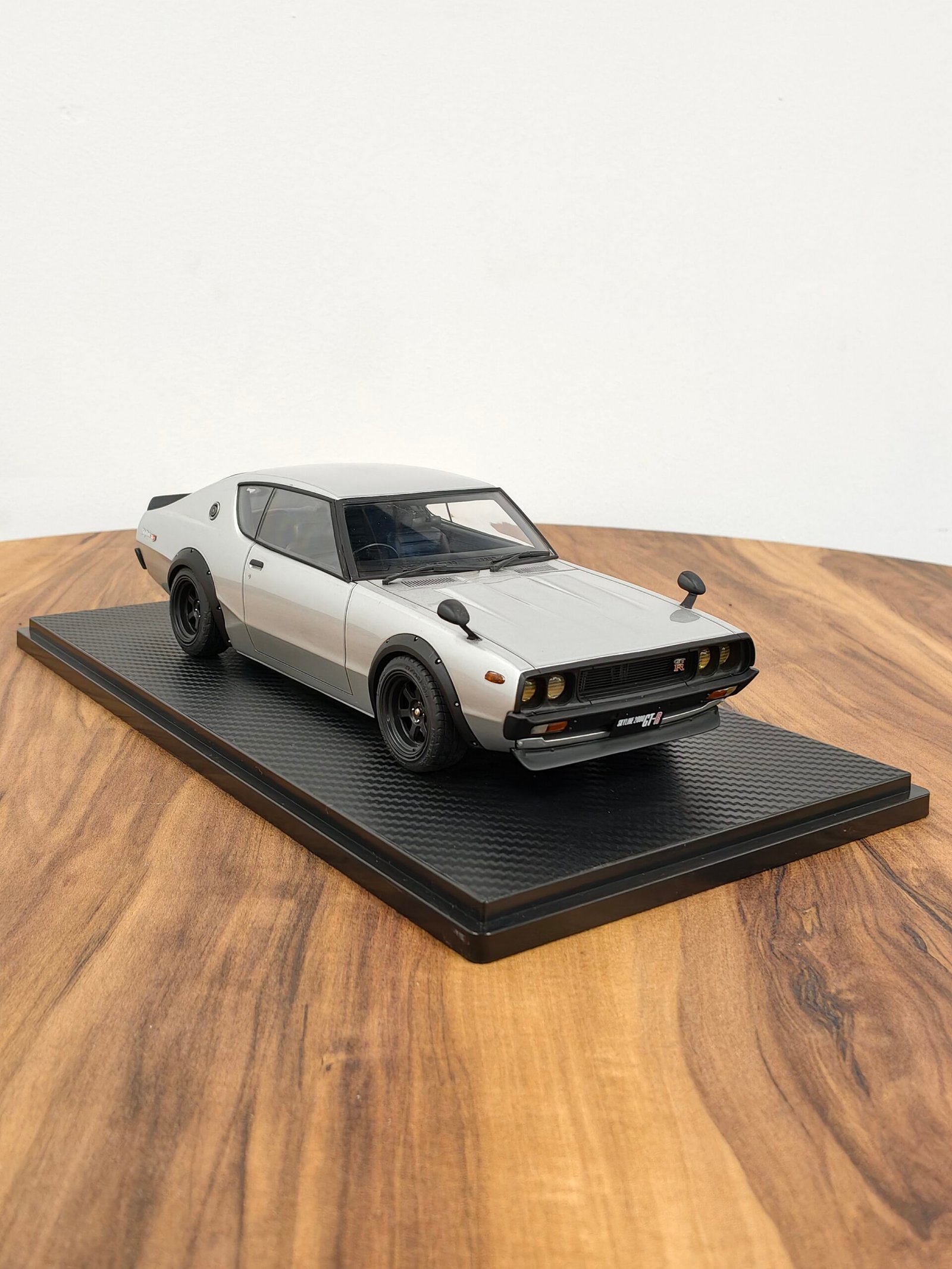 Nissan Skyline 2000 GT-R 1:18 Silver - Image 2
