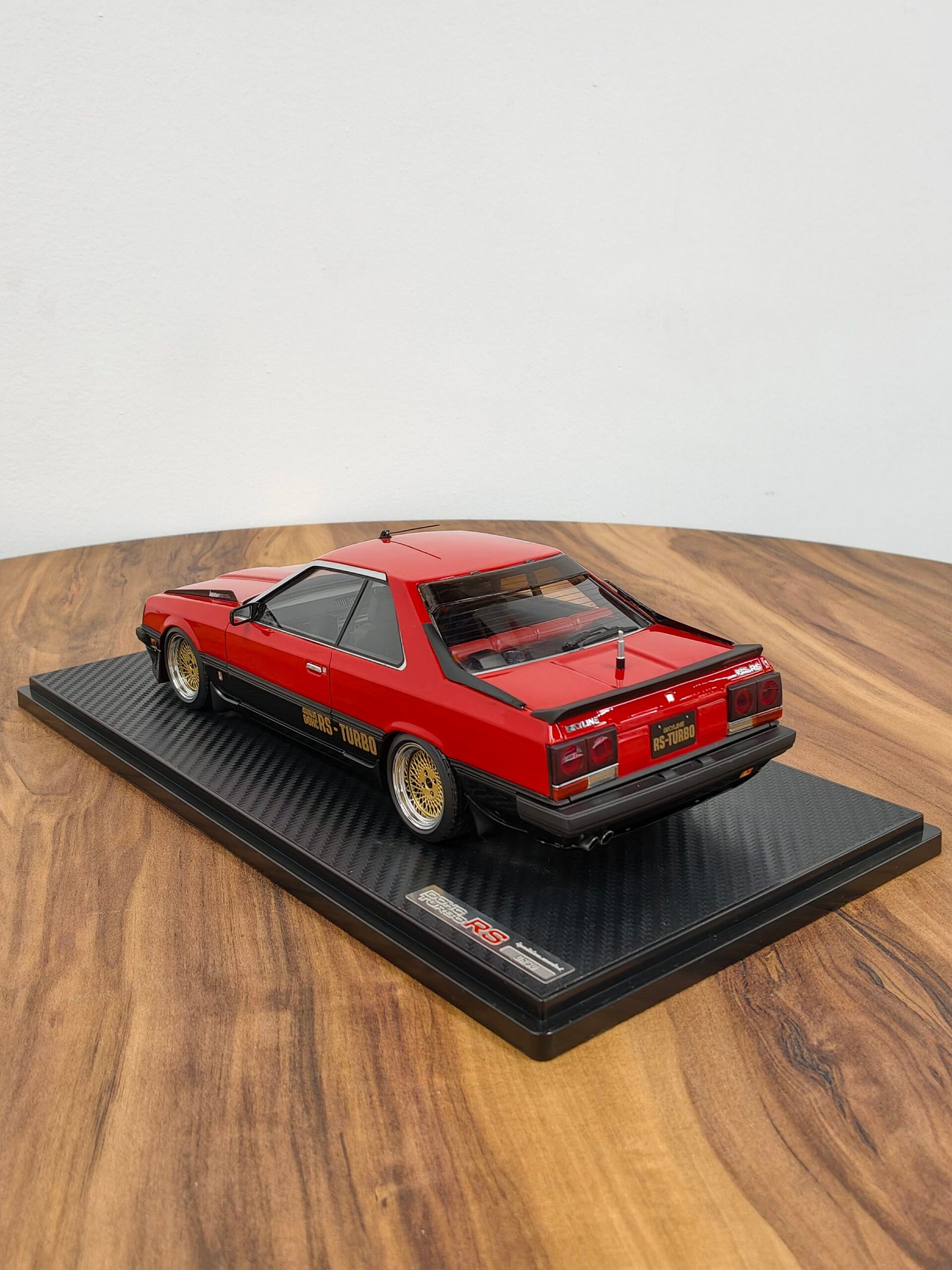 Nissan Skyline 2000 RS-Turbo(R30) 1:18 Red - Image 4