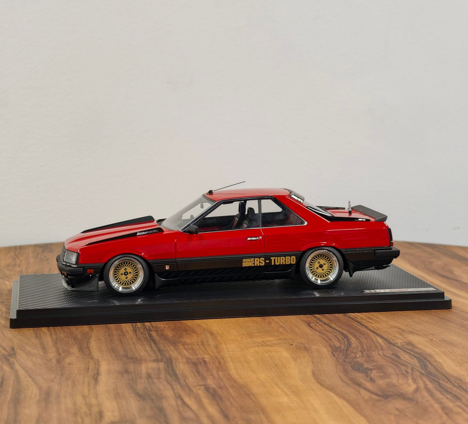 Nissan Skyline 2000 RS-Turbo(R30) 1:18 Red - Image 3