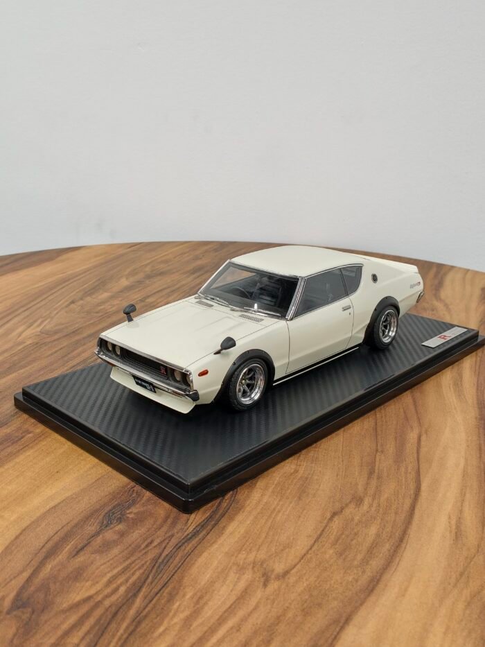 Nissan Skyline 2000 GT-ES 1:18 White