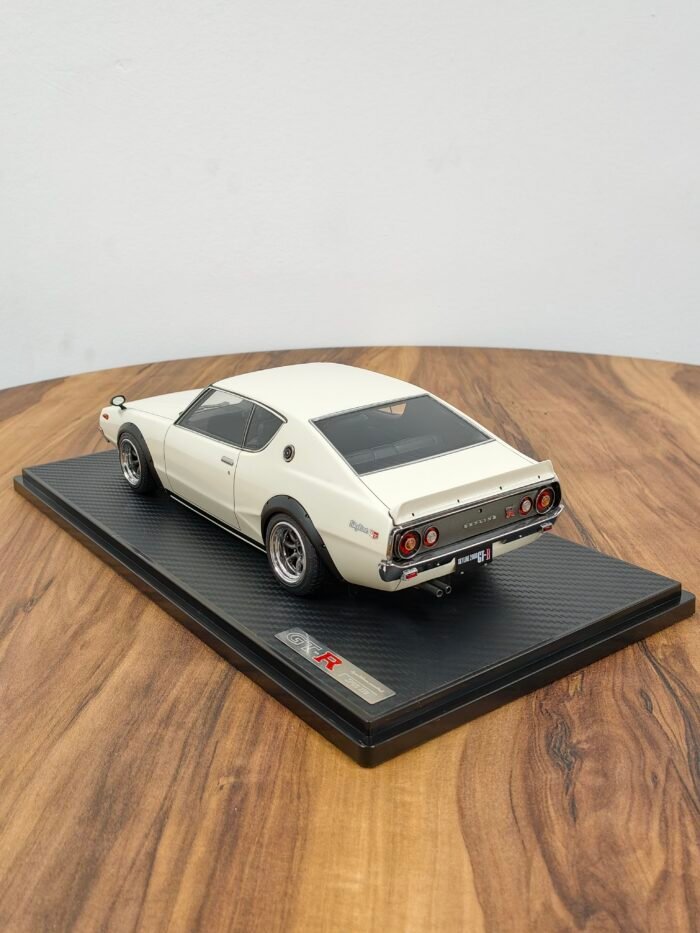 Nissan Skyline 2000 GT-ES 1:18 White - Image 4
