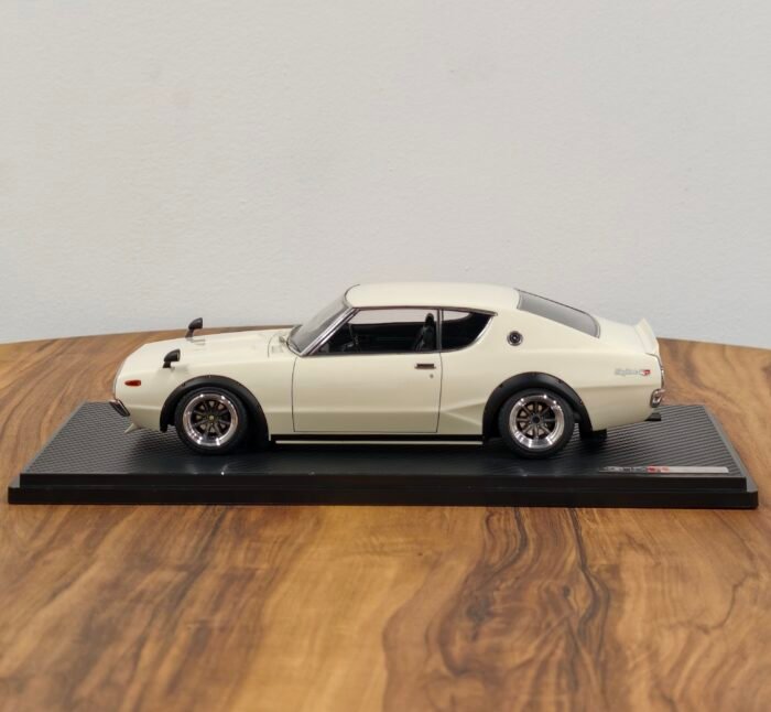 Nissan Skyline 2000 GT-ES 1:18 White - Image 3