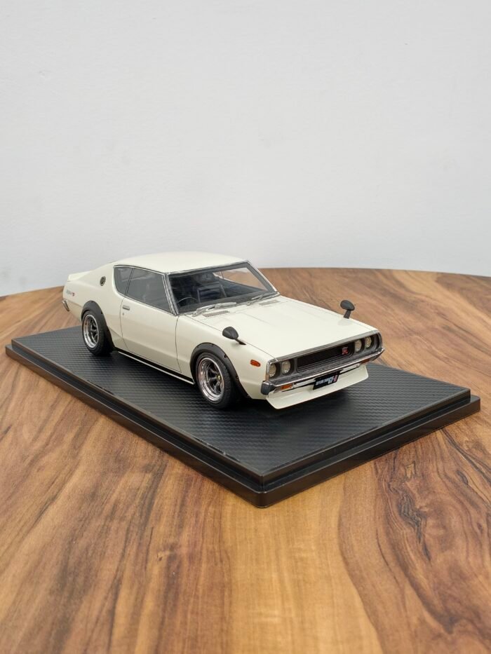 Nissan Skyline 2000 GT-ES 1:18 White - Image 2
