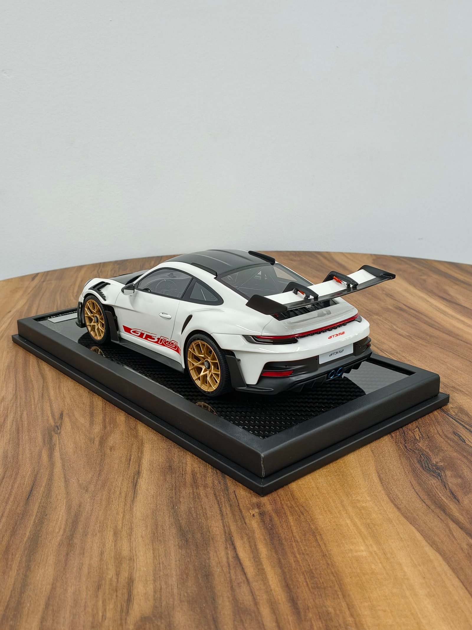 Porsche 911 GT3 RS White 1:18 - Image 2