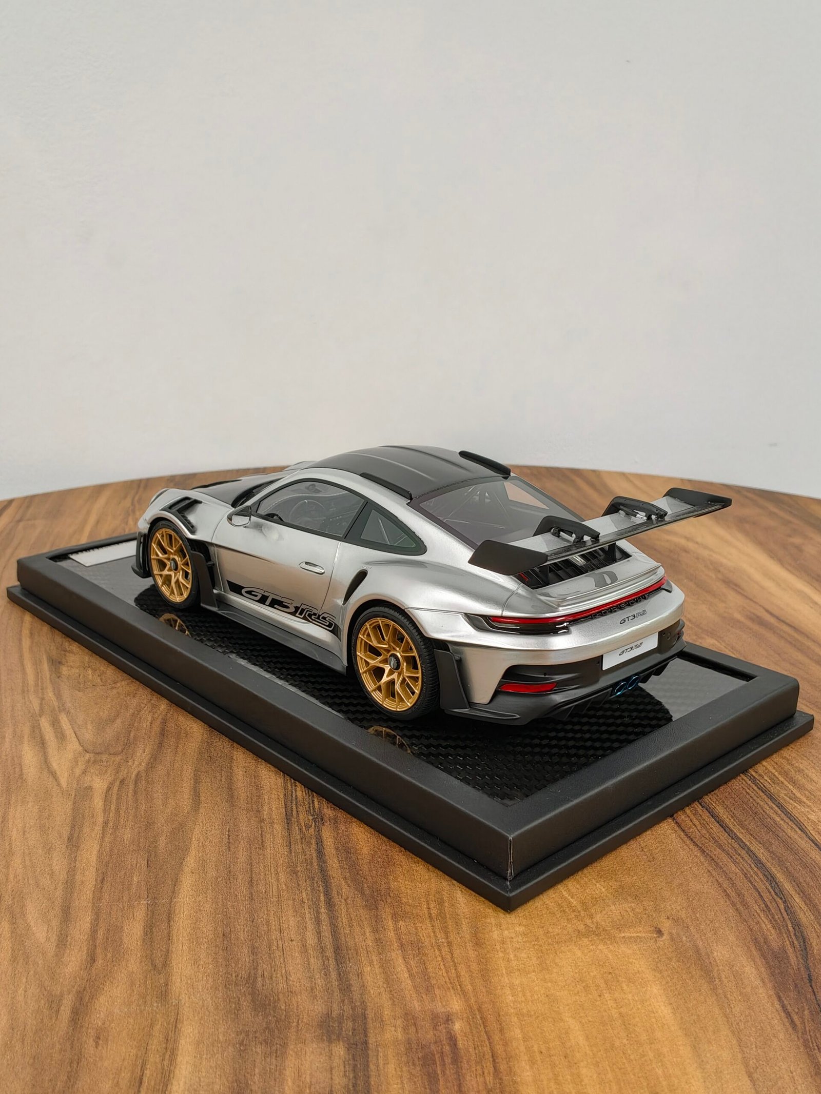 Porsche 911 GT3 RS Silver 1:18 - Image 2