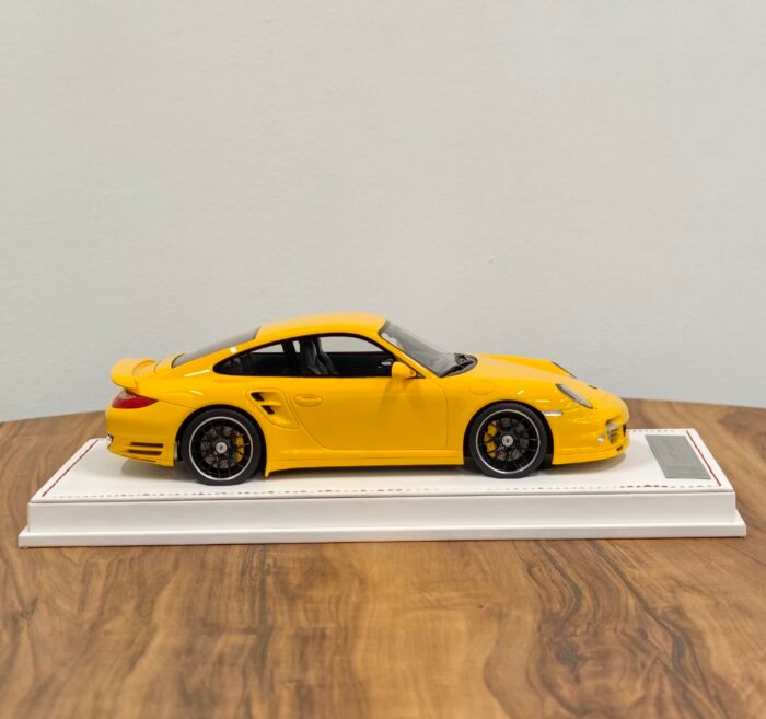 Porsche 911 Turbo S (997.2) Yellow 1:18 - Image 4