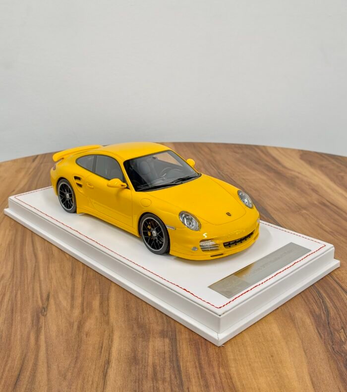 Porsche 911 Turbo S (997.2) Yellow 1:18 - Image 3