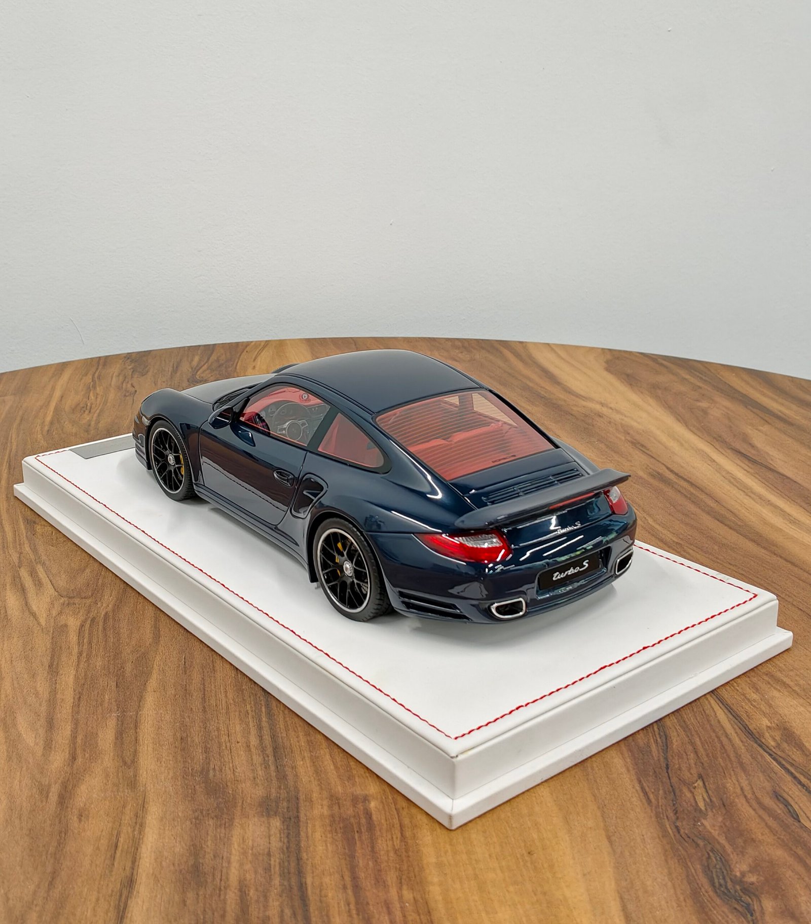 Porsche 911 Turbo S (997.2) Dark Blue 1:18 - Image 2